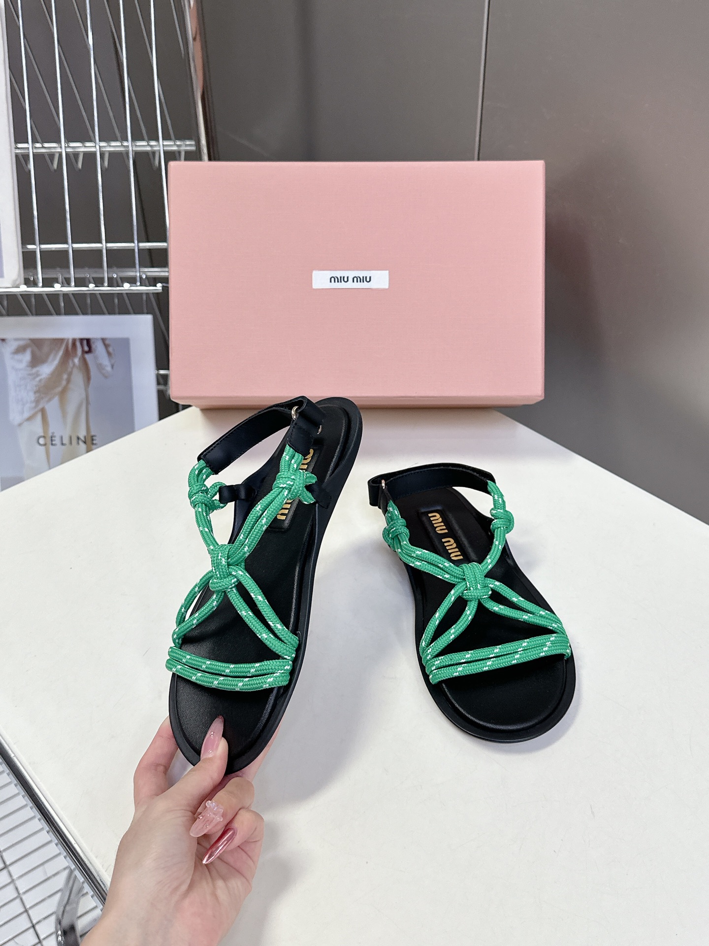  Miu Miu 缪缪春夏最新款凉鞋  超多网红时尚博主种草 夏天必备  非常流行的美拉德配色平底鞋 非