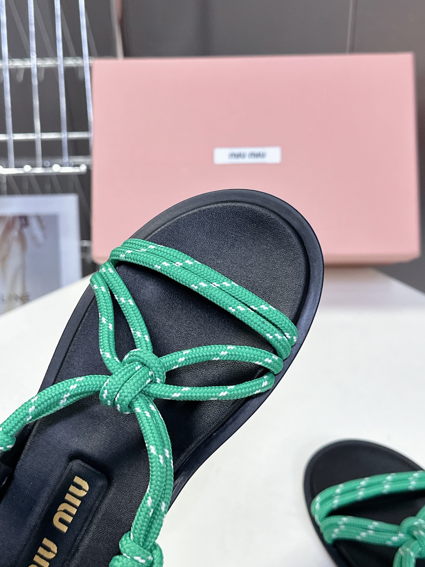  Miu Miu 缪缪春夏最新款凉鞋  超多网红时尚博主种草 夏天必备  非常流行的美拉德配色平底鞋 非