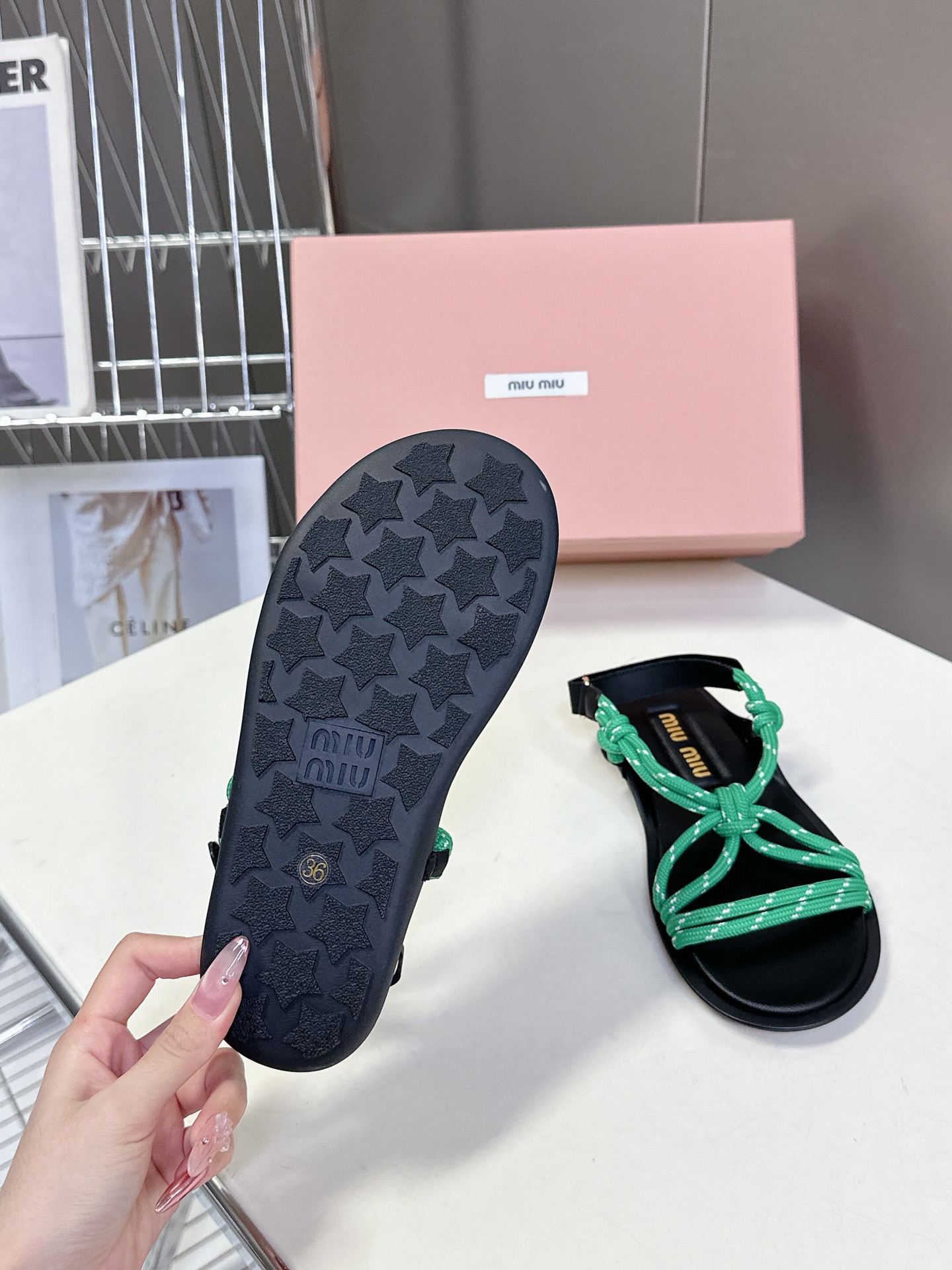  Miu Miu 缪缪春夏最新款凉鞋  超多网红时尚博主种草 夏天必备  非常流行的美拉德配色平底鞋 非