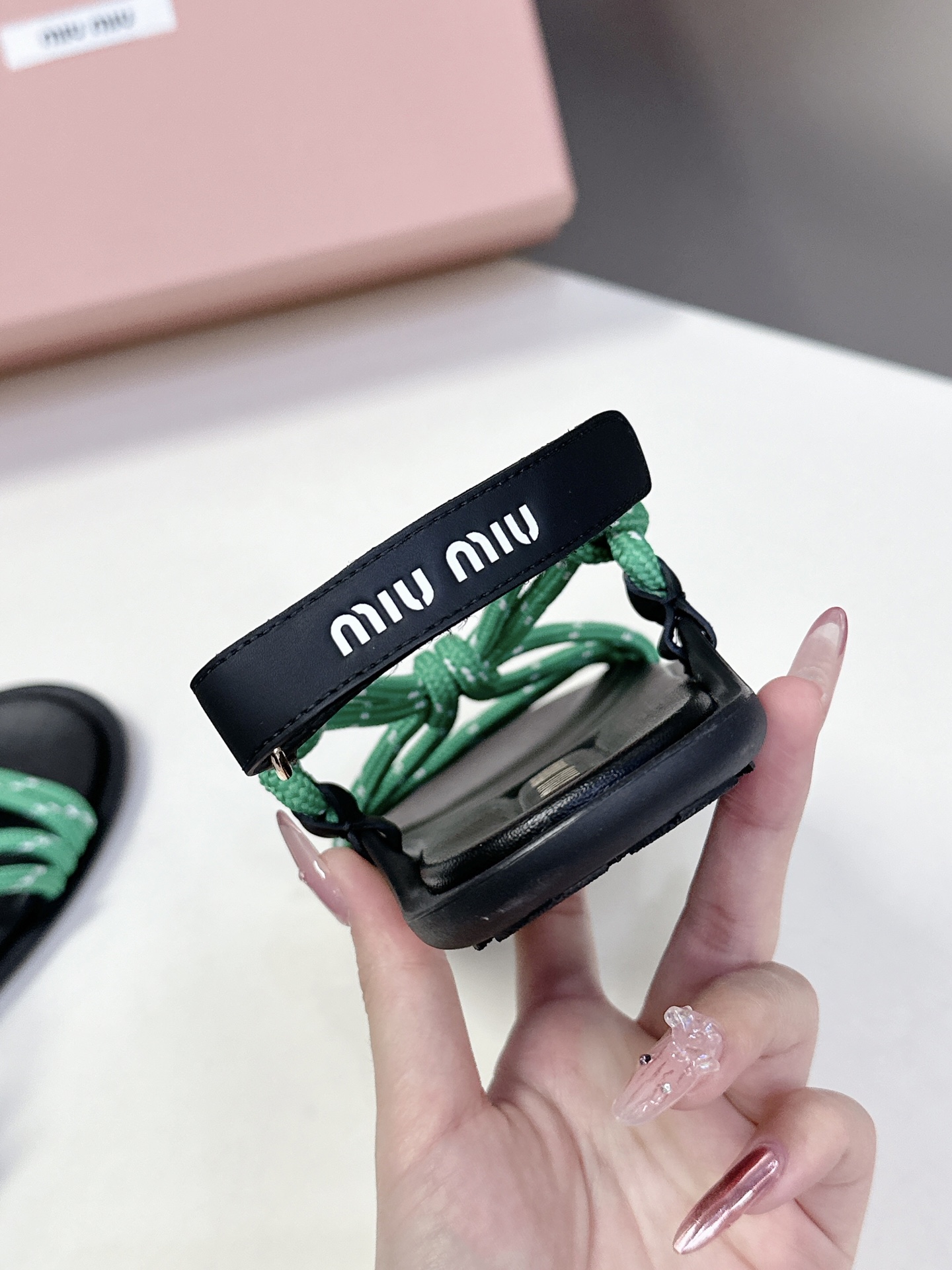  Miu Miu 缪缪春夏最新款凉鞋  超多网红时尚博主种草 夏天必备  非常流行的美拉德配色平底鞋 非
