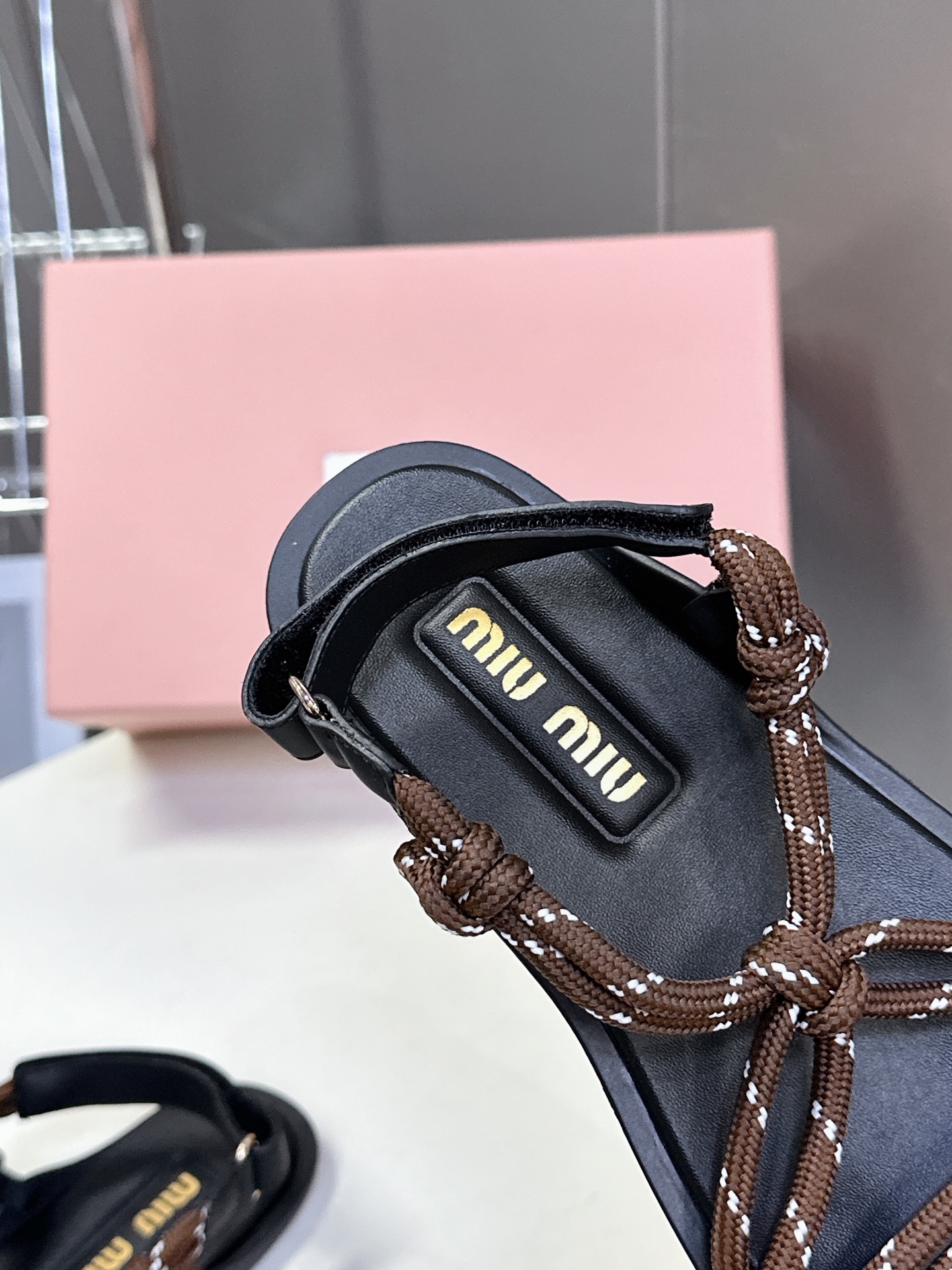  Miu Miu 缪缪春夏最新款凉鞋  超多网红时尚博主种草 夏天必备  非常流行的美拉德配色平底鞋 非