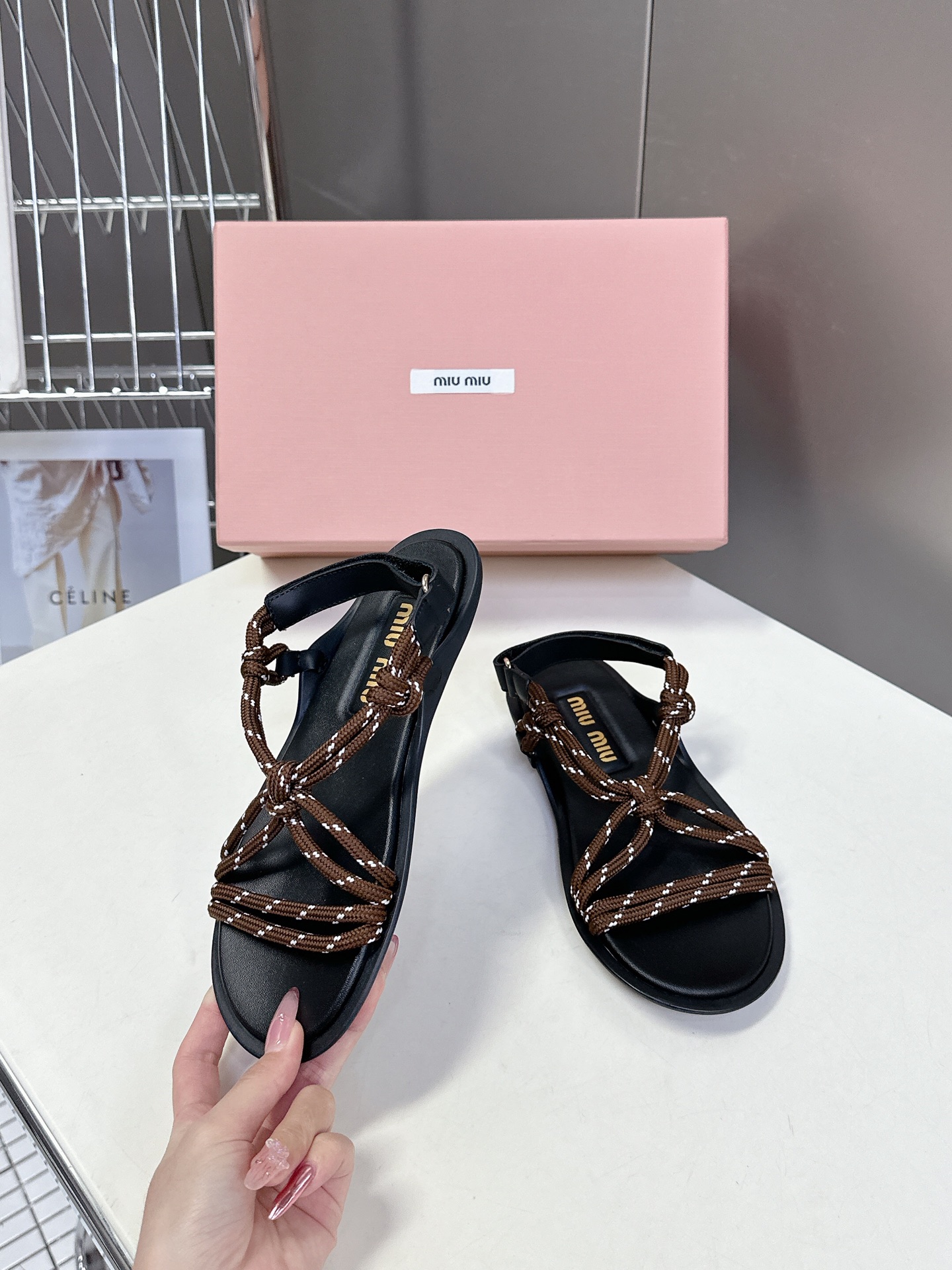  Miu Miu 缪缪春夏最新款凉鞋  超多网红时尚博主种草 夏天必备  非常流行的美拉德配色平底鞋 非