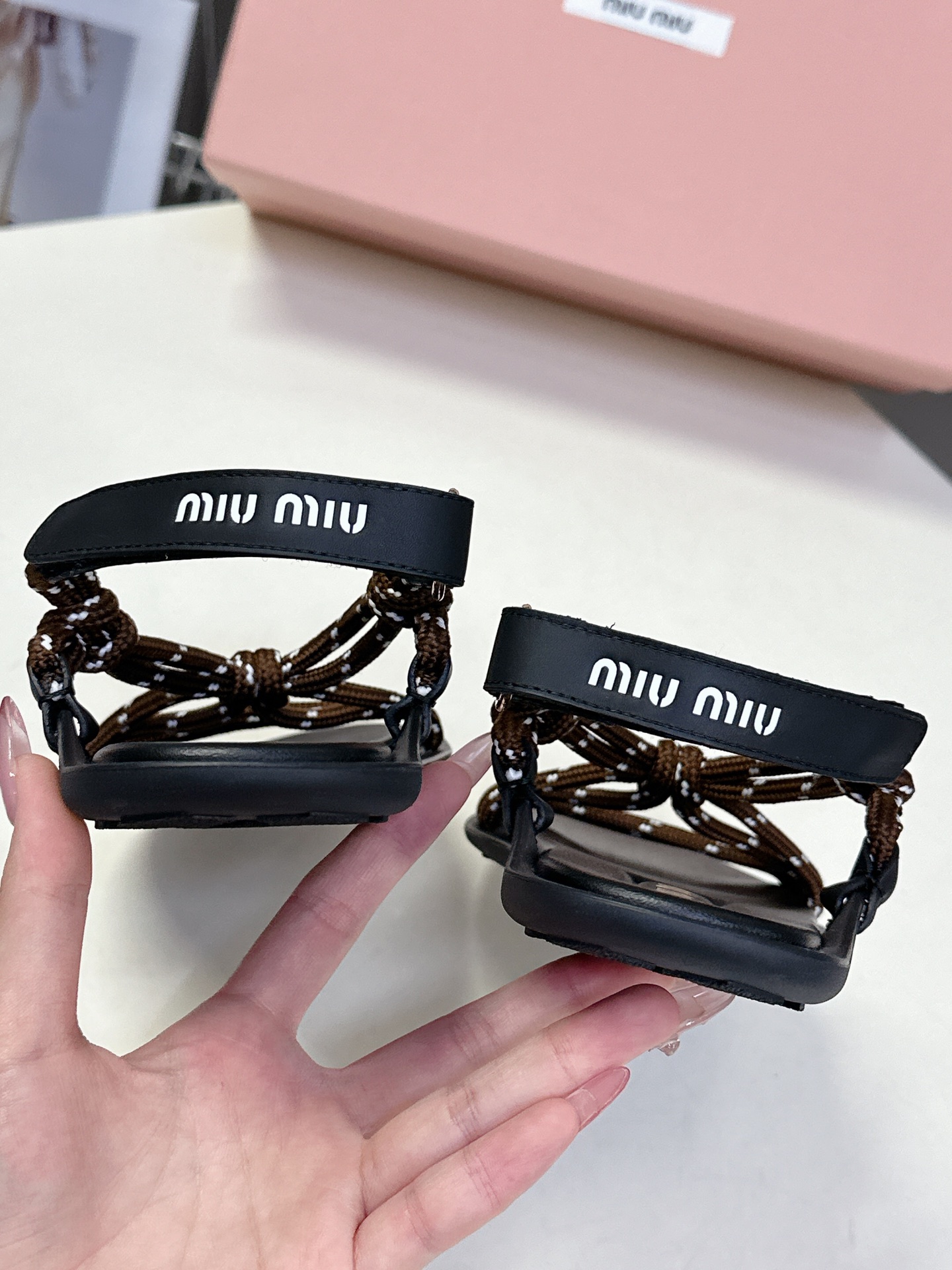  Miu Miu 缪缪春夏最新款凉鞋  超多网红时尚博主种草 夏天必备  非常流行的美拉德配色平底鞋 非