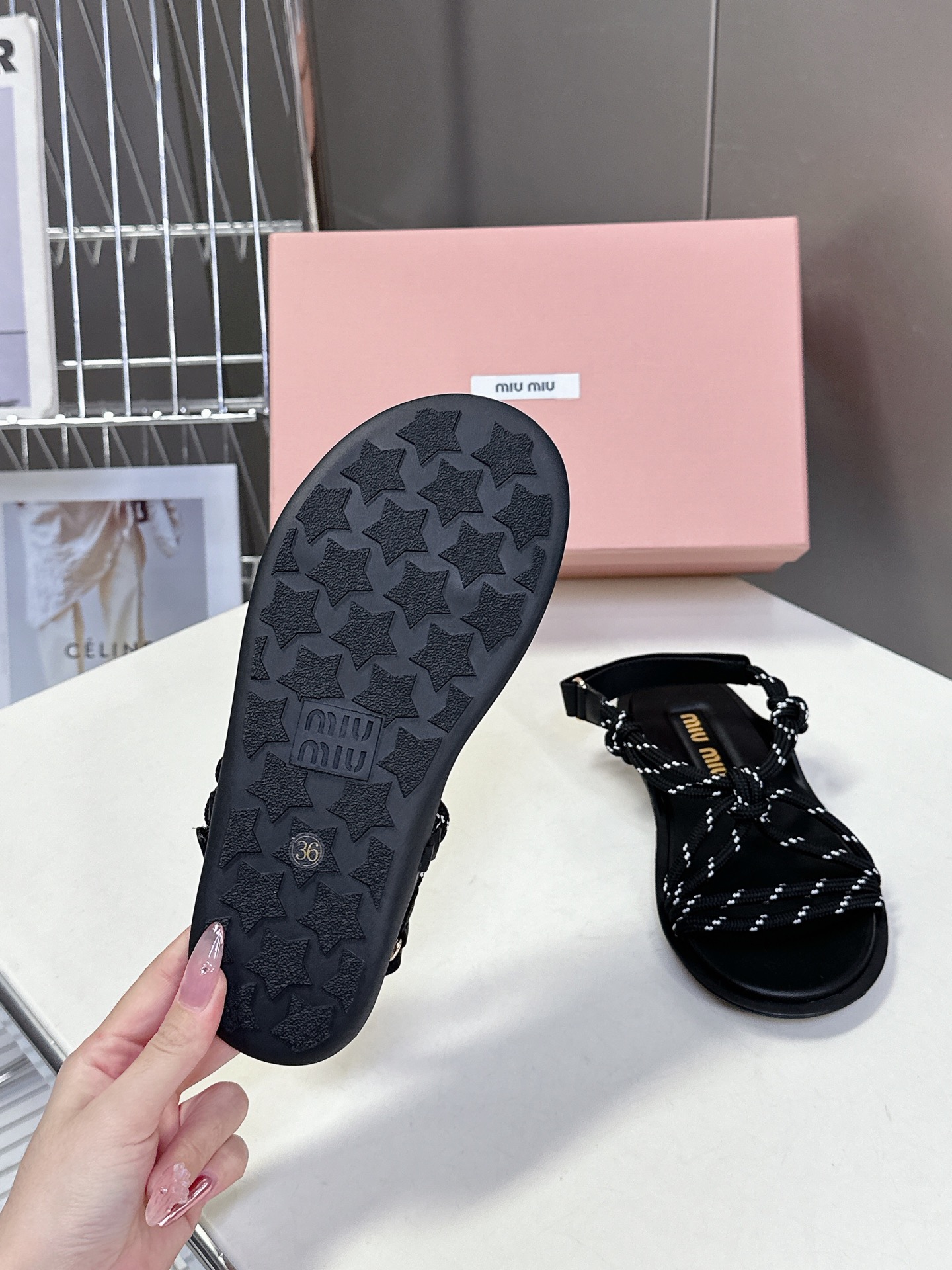  Miu Miu 缪缪春夏最新款凉鞋  超多网红时尚博主种草 夏天必备  非常流行的美拉德配色平底鞋 非