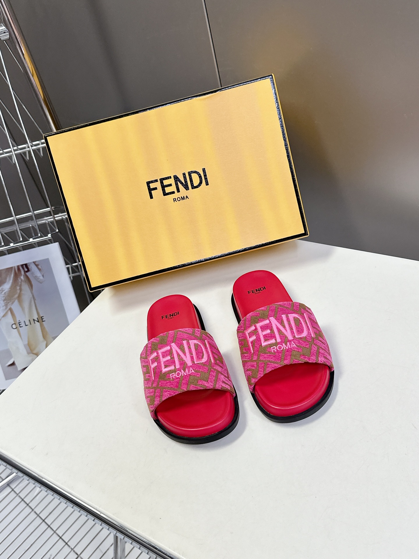 顶级原版货 FENDI芬迪情侣款拖鞋，超多网红时尚博主种草 夏天必备 简约大方耐看 鞋面电绣工艺+F家