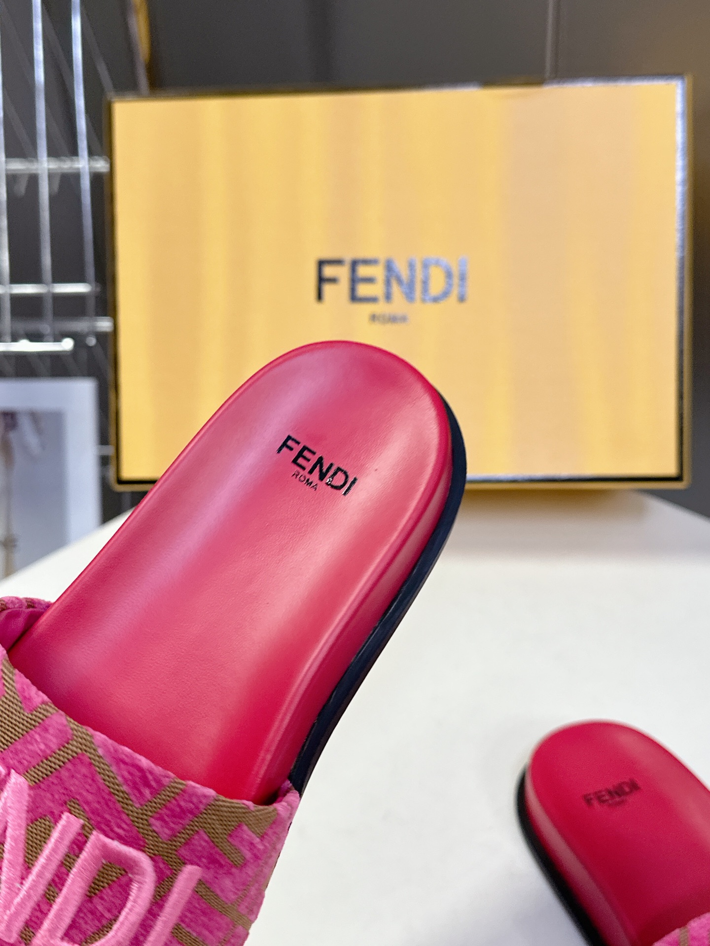  顶级原版货 FENDI芬迪情侣款拖鞋，超多网红时尚博主种草 夏天必备 简约大方耐看 鞋面电绣工艺+F家