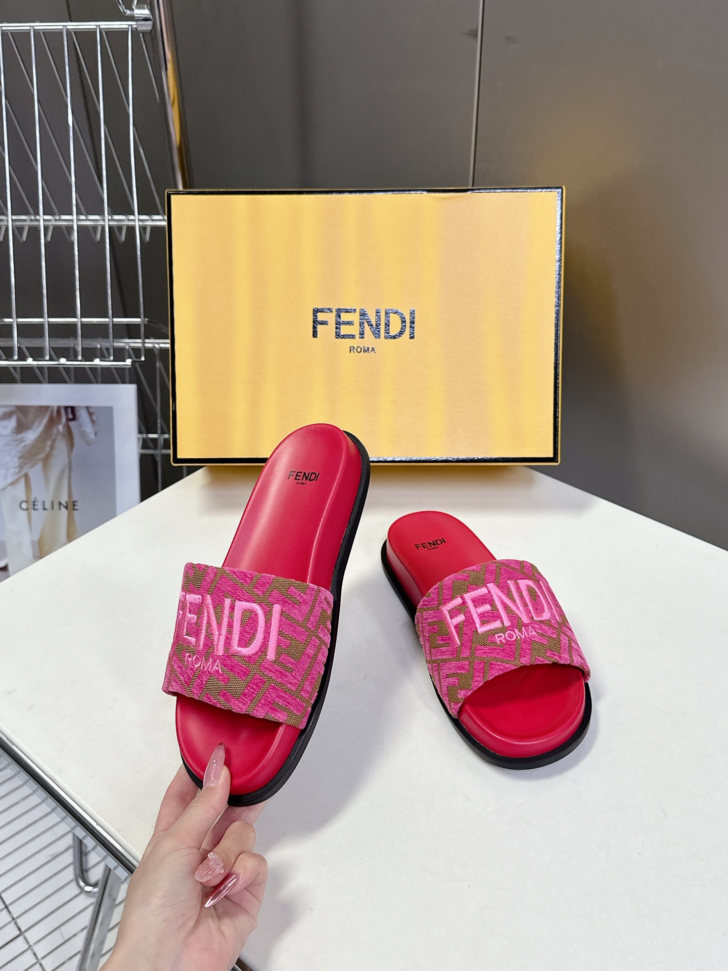  顶级原版货 FENDI芬迪情侣款拖鞋，超多网红时尚博主种草 夏天必备 简约大方耐看 鞋面电绣工艺+F家