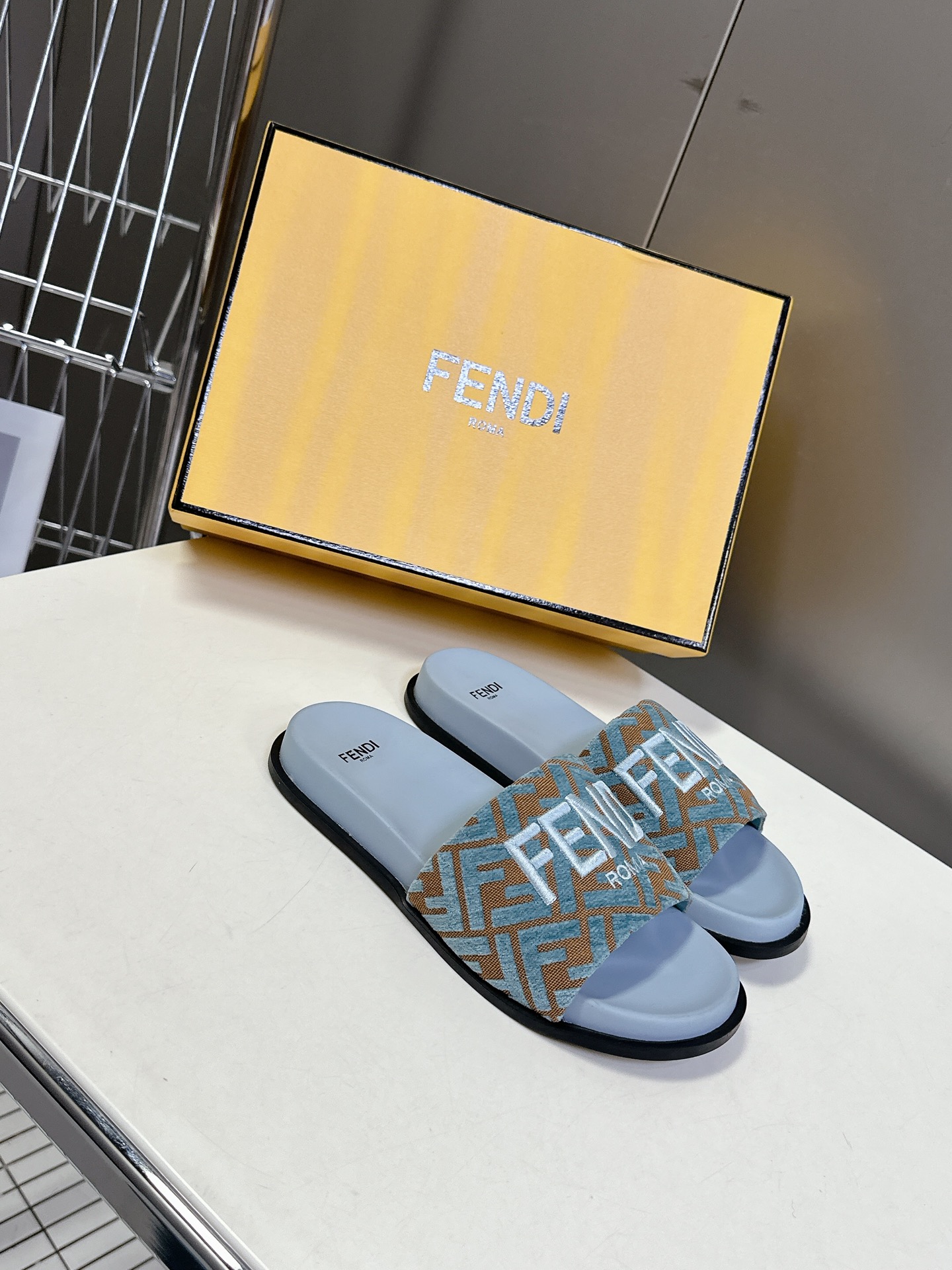  顶级原版货 FENDI芬迪情侣款拖鞋，超多网红时尚博主种草 夏天必备 简约大方耐看 鞋面电绣工艺+F家