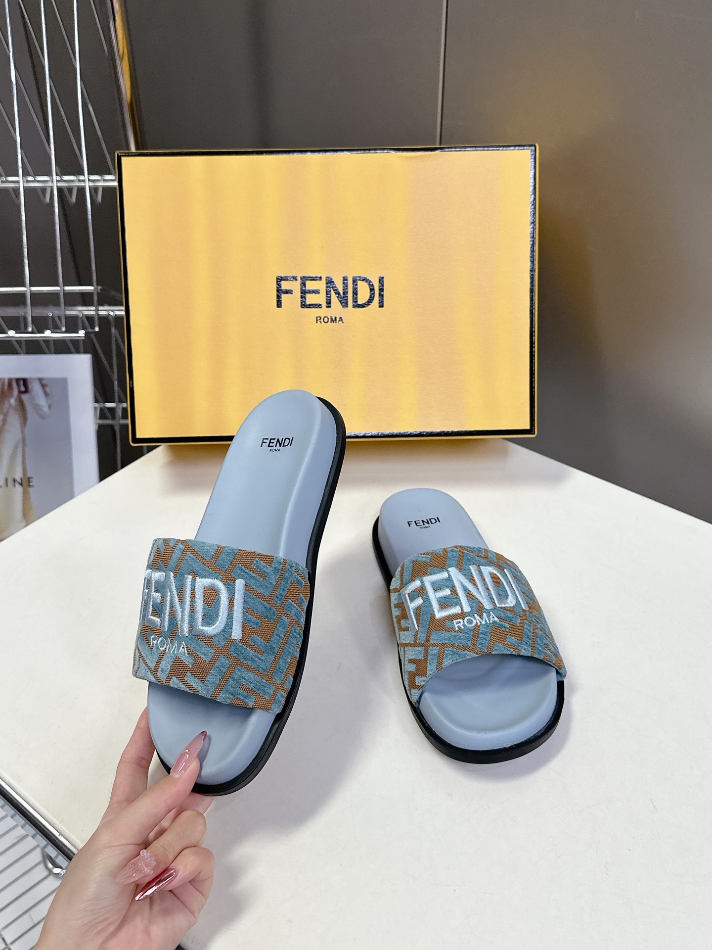  顶级原版货 FENDI芬迪情侣款拖鞋，超多网红时尚博主种草 夏天必备 简约大方耐看 鞋面电绣工艺+F家