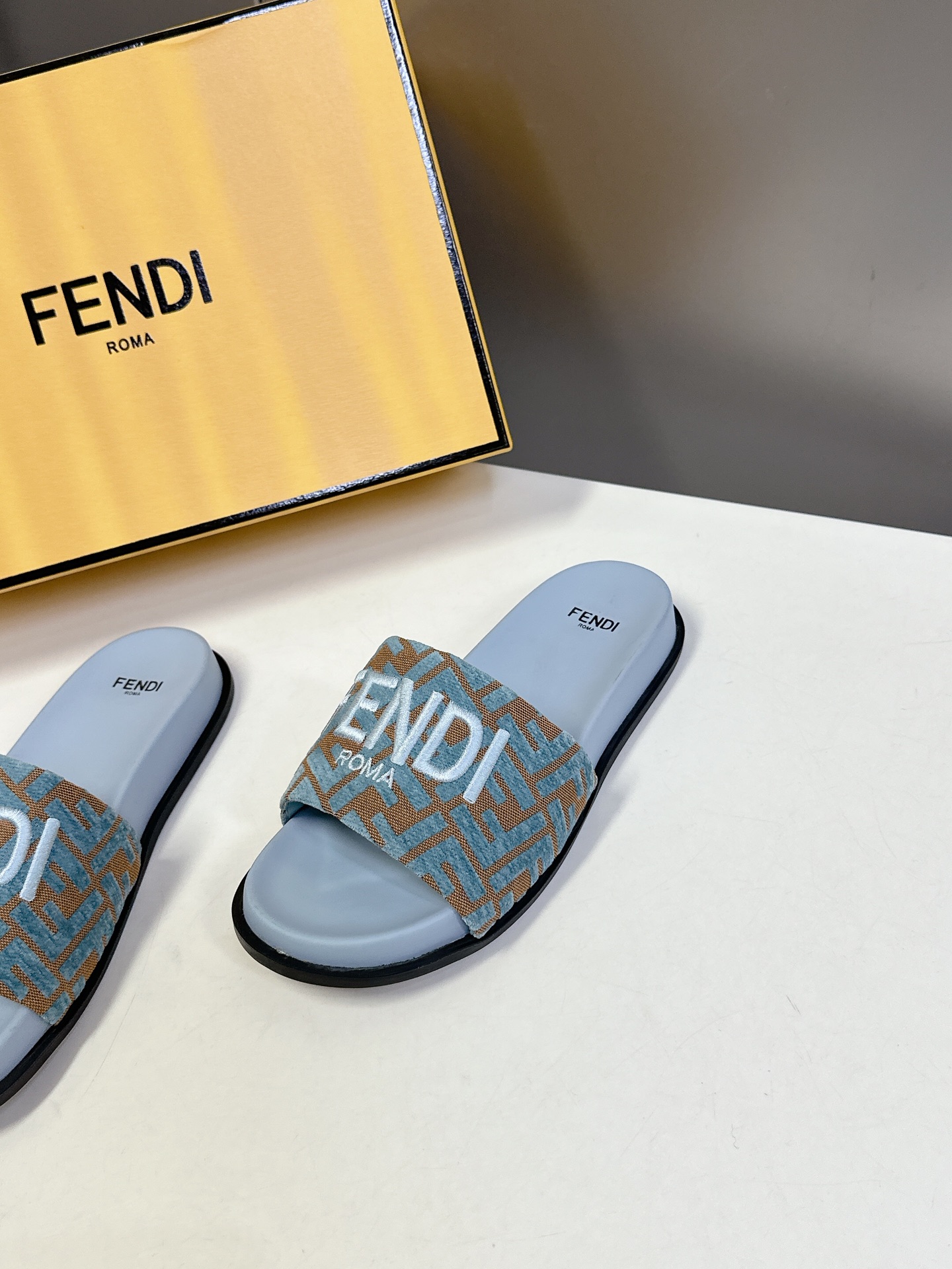  顶级原版货 FENDI芬迪情侣款拖鞋，超多网红时尚博主种草 夏天必备 简约大方耐看 鞋面电绣工艺+F家