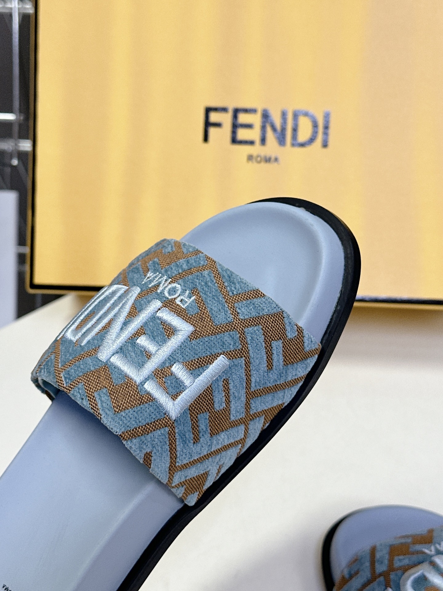  顶级原版货 FENDI芬迪情侣款拖鞋，超多网红时尚博主种草 夏天必备 简约大方耐看 鞋面电绣工艺+F家
