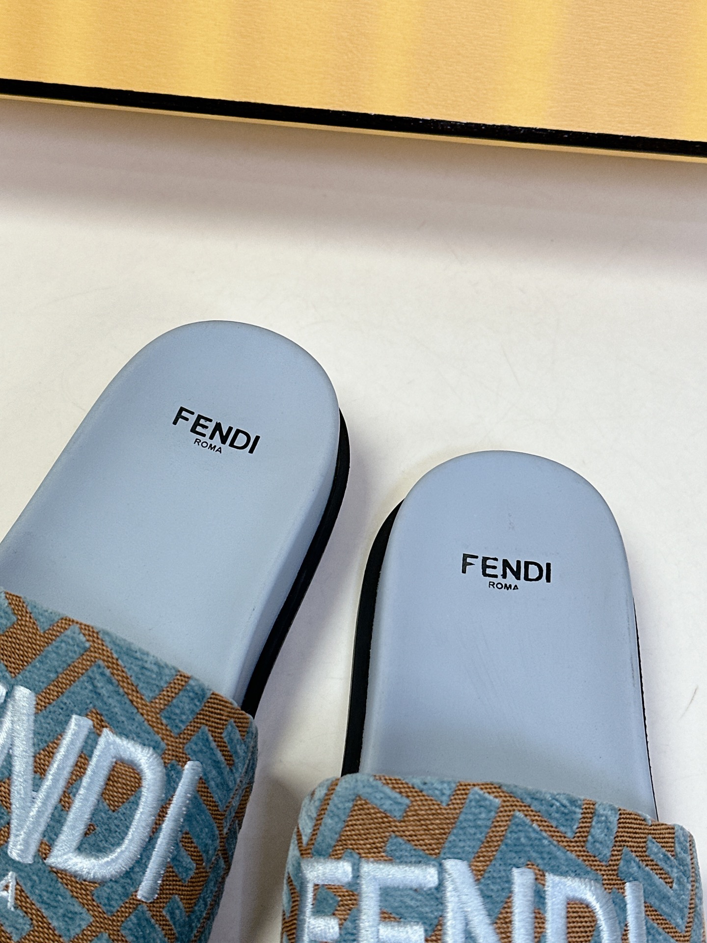  顶级原版货 FENDI芬迪情侣款拖鞋，超多网红时尚博主种草 夏天必备 简约大方耐看 鞋面电绣工艺+F家