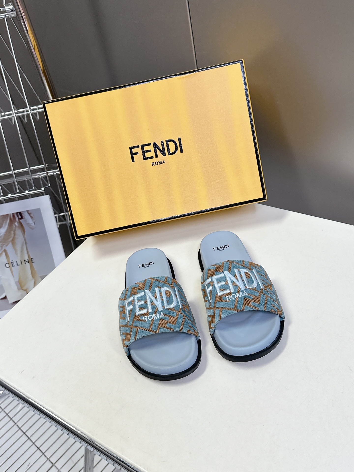  顶级原版货 FENDI芬迪情侣款拖鞋，超多网红时尚博主种草 夏天必备 简约大方耐看 鞋面电绣工艺+F家