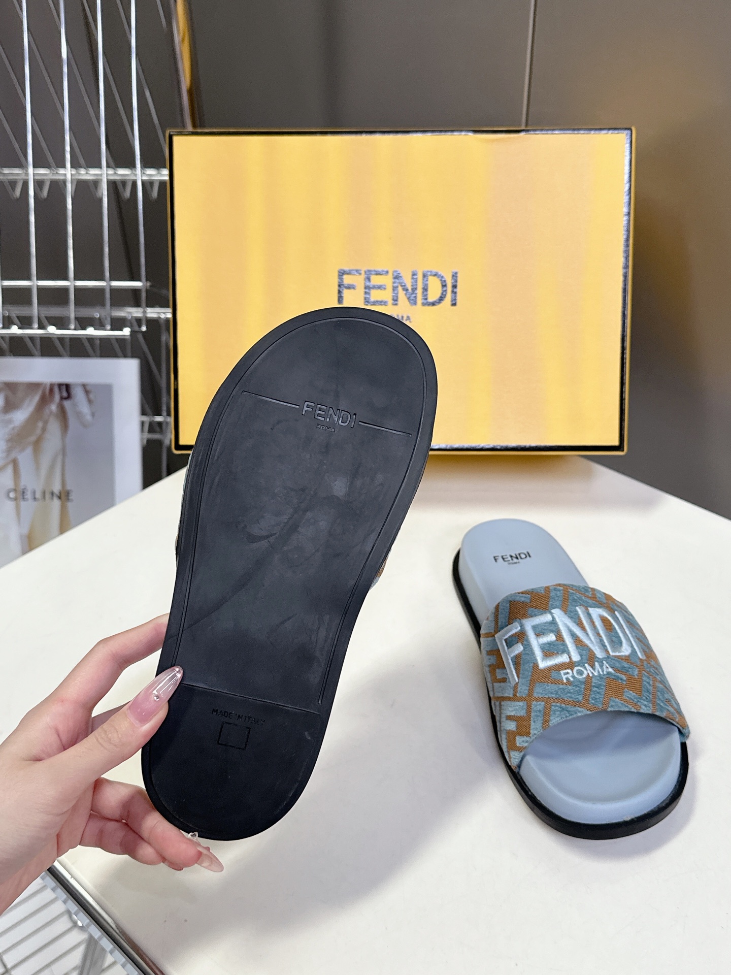  顶级原版货 FENDI芬迪情侣款拖鞋，超多网红时尚博主种草 夏天必备 简约大方耐看 鞋面电绣工艺+F家