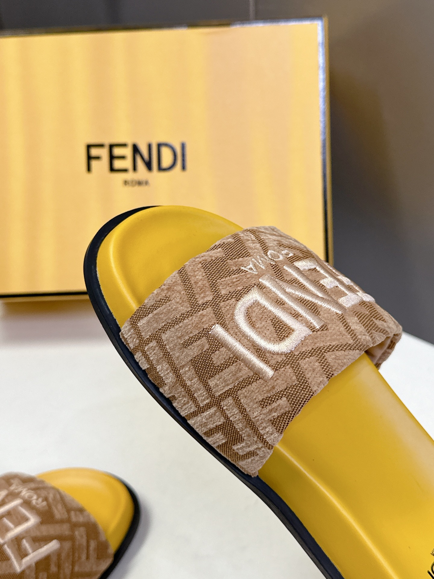  顶级原版货 FENDI芬迪情侣款拖鞋，超多网红时尚博主种草 夏天必备 简约大方耐看 鞋面电绣工艺+F家