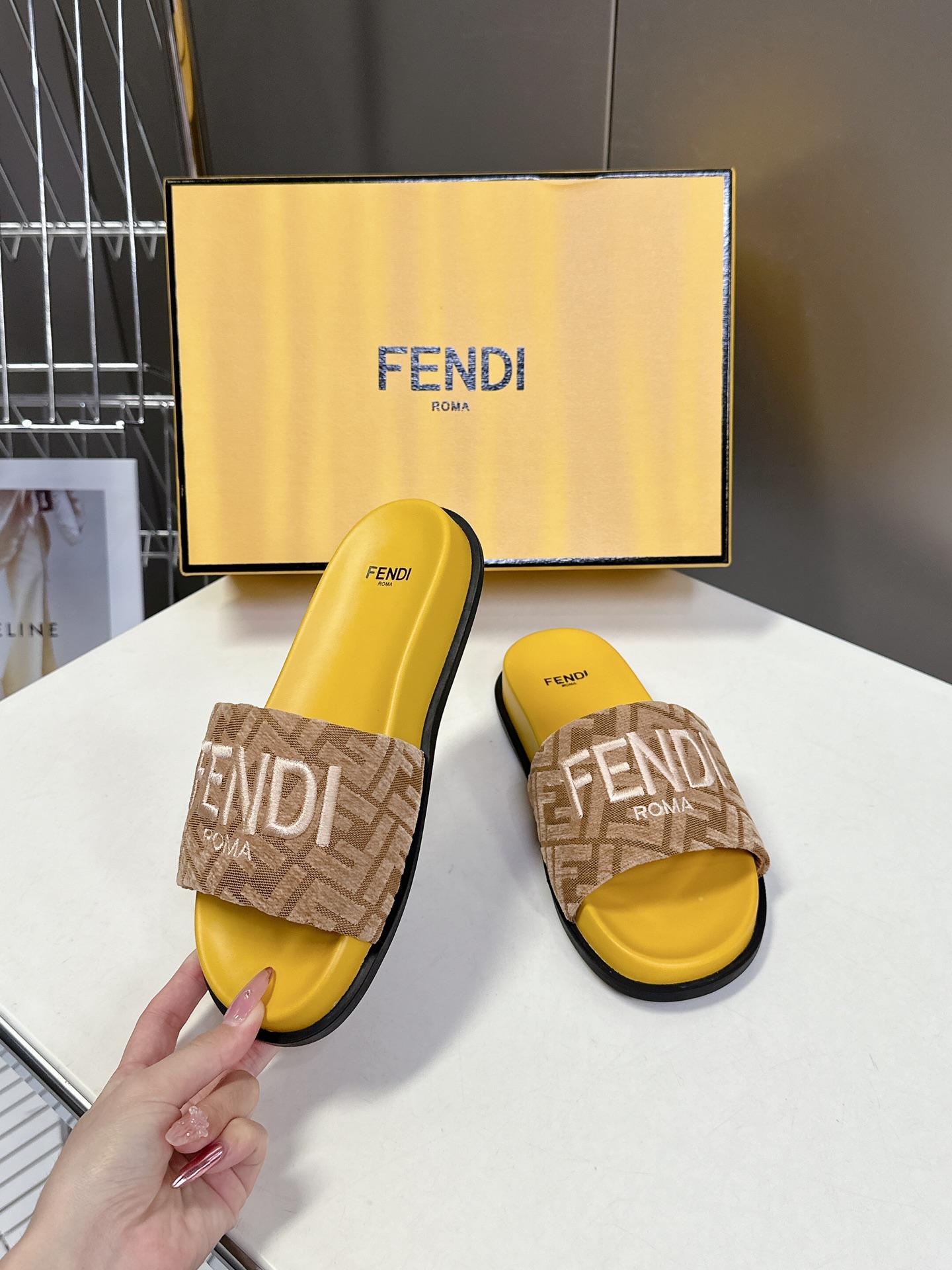  顶级原版货 FENDI芬迪情侣款拖鞋，超多网红时尚博主种草 夏天必备 简约大方耐看 鞋面电绣工艺+F家