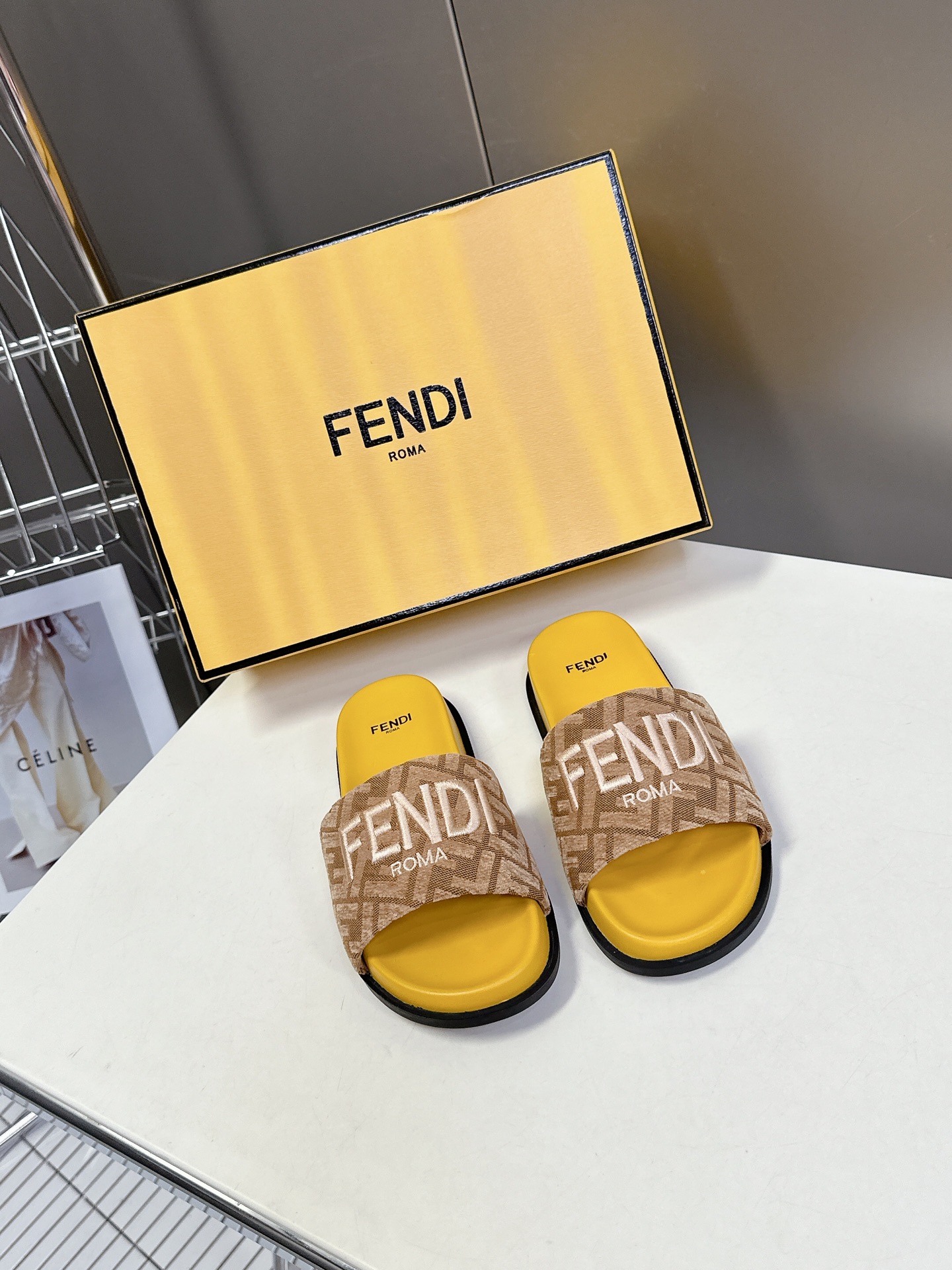  顶级原版货 FENDI芬迪情侣款拖鞋，超多网红时尚博主种草 夏天必备 简约大方耐看 鞋面电绣工艺+F家