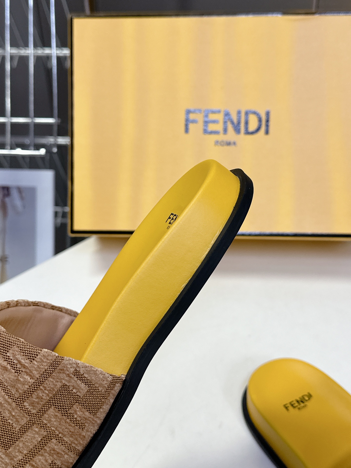  顶级原版货 FENDI芬迪情侣款拖鞋，超多网红时尚博主种草 夏天必备 简约大方耐看 鞋面电绣工艺+F家