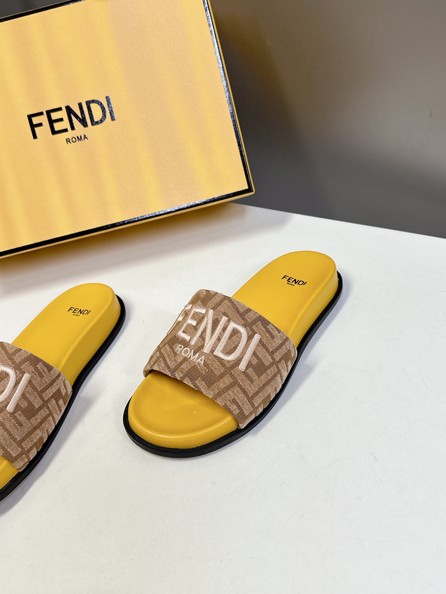  顶级原版货 FENDI芬迪情侣款拖鞋，超多网红时尚博主种草 夏天必备 简约大方耐看 鞋面电绣工艺+F家