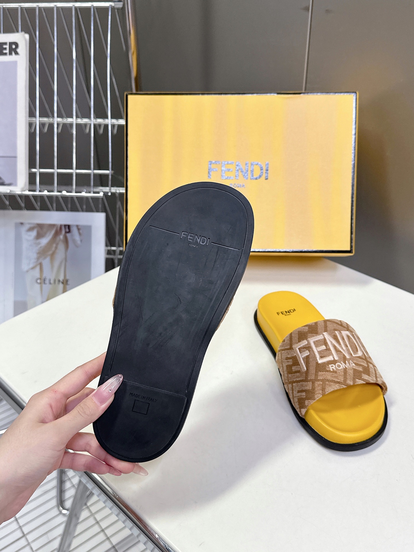  顶级原版货 FENDI芬迪情侣款拖鞋，超多网红时尚博主种草 夏天必备 简约大方耐看 鞋面电绣工艺+F家