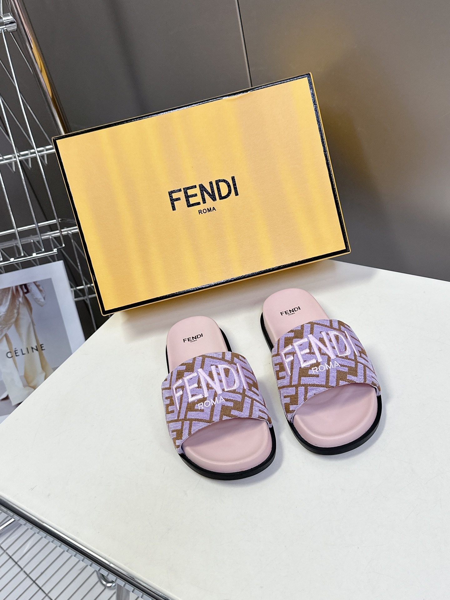  顶级原版货 FENDI芬迪情侣款拖鞋，超多网红时尚博主种草 夏天必备 简约大方耐看 鞋面电绣工艺+F家