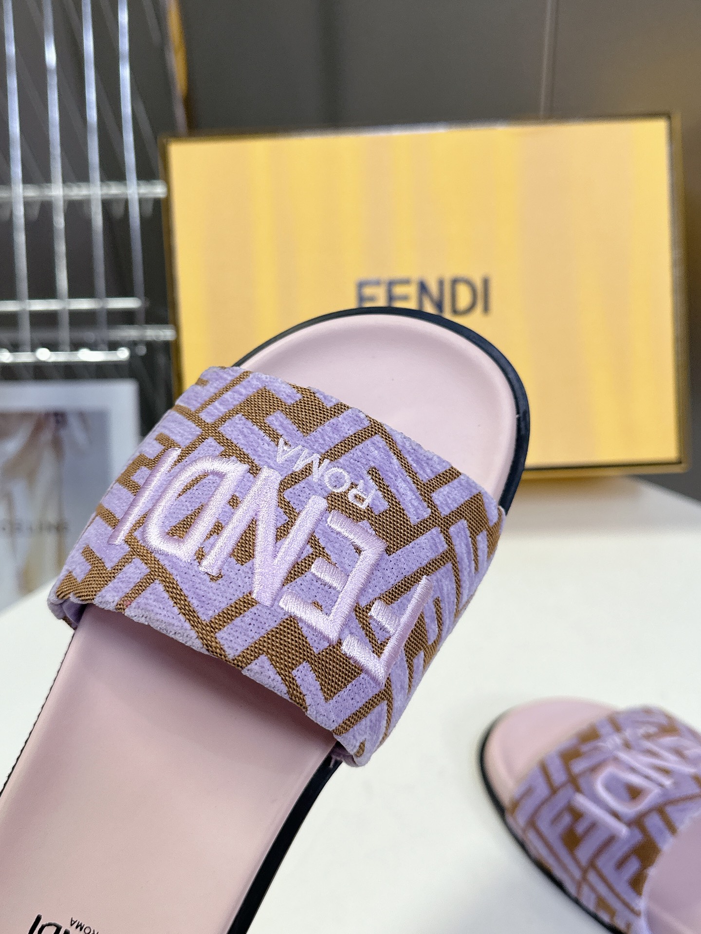  顶级原版货 FENDI芬迪情侣款拖鞋，超多网红时尚博主种草 夏天必备 简约大方耐看 鞋面电绣工艺+F家