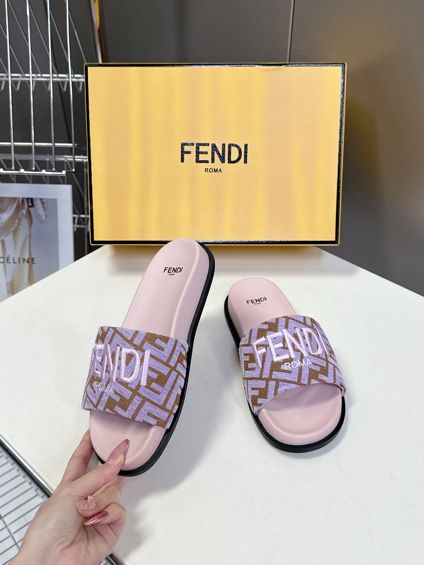  顶级原版货 FENDI芬迪情侣款拖鞋，超多网红时尚博主种草 夏天必备 简约大方耐看 鞋面电绣工艺+F家