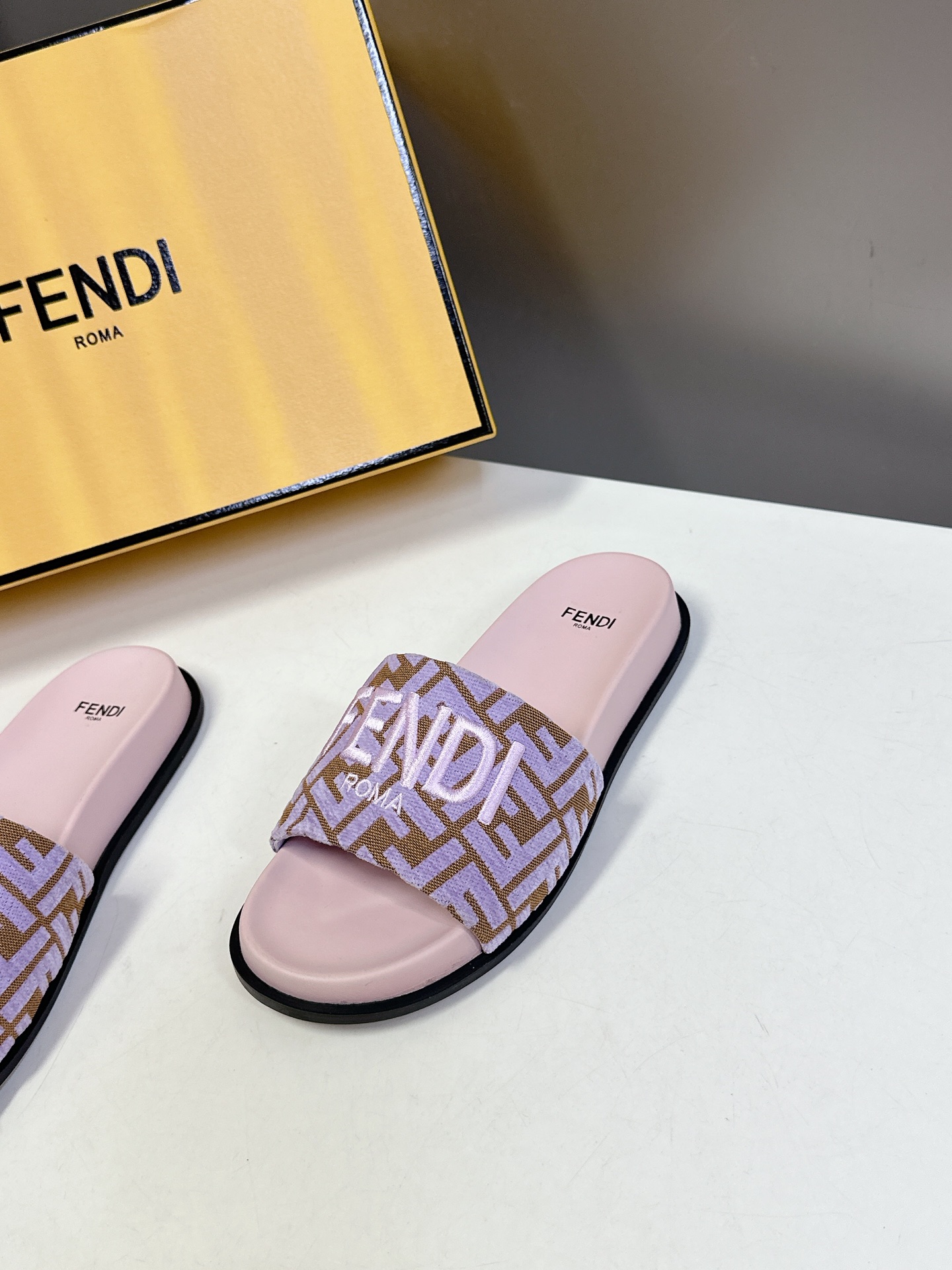  顶级原版货 FENDI芬迪情侣款拖鞋，超多网红时尚博主种草 夏天必备 简约大方耐看 鞋面电绣工艺+F家