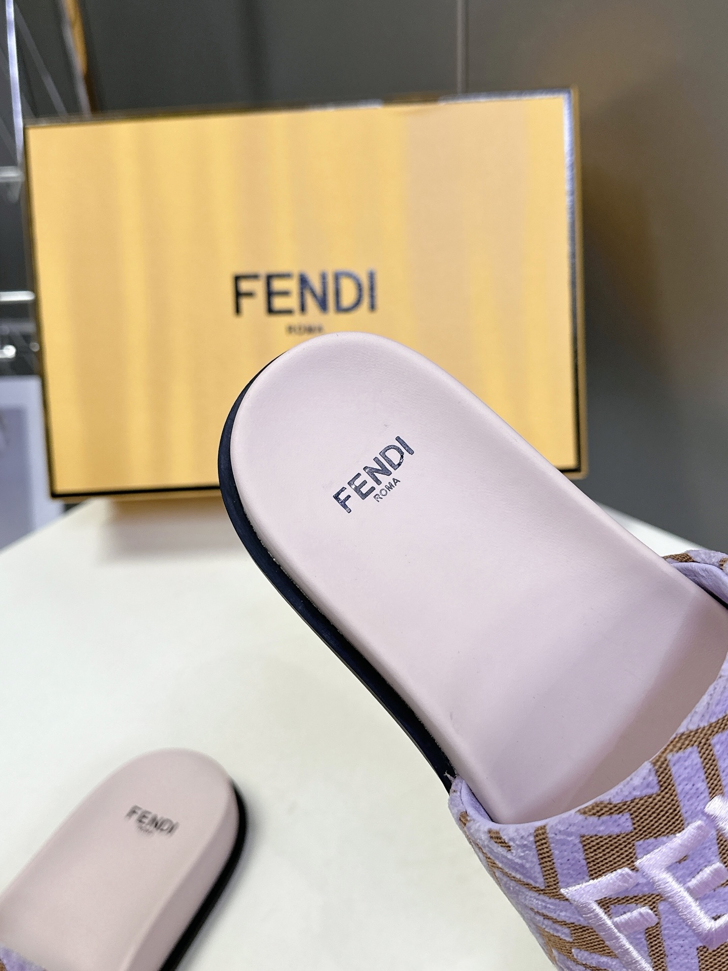  顶级原版货 FENDI芬迪情侣款拖鞋，超多网红时尚博主种草 夏天必备 简约大方耐看 鞋面电绣工艺+F家