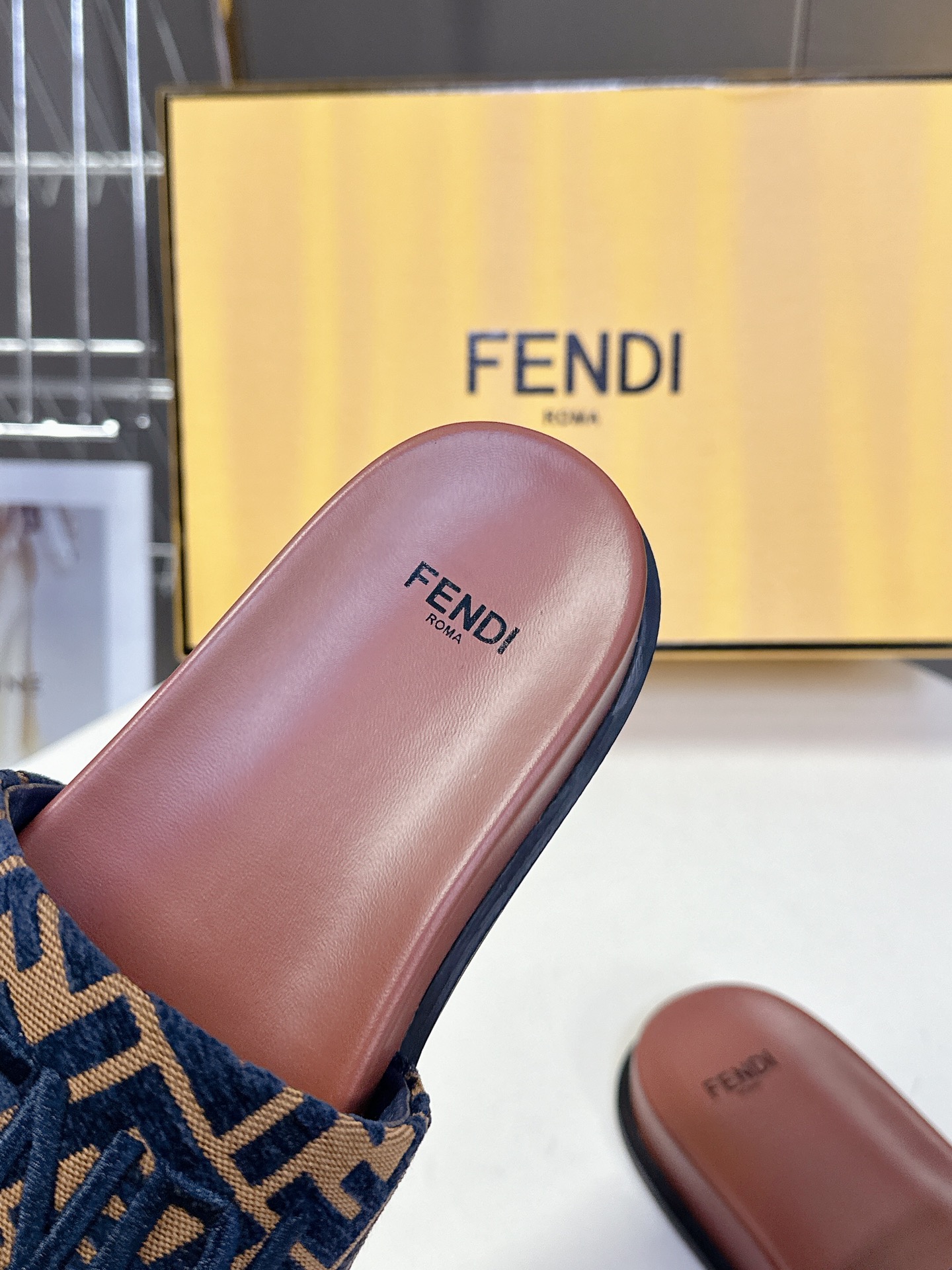  顶级原版货 FENDI芬迪情侣款拖鞋，超多网红时尚博主种草 夏天必备 简约大方耐看 鞋面电绣工艺+F家