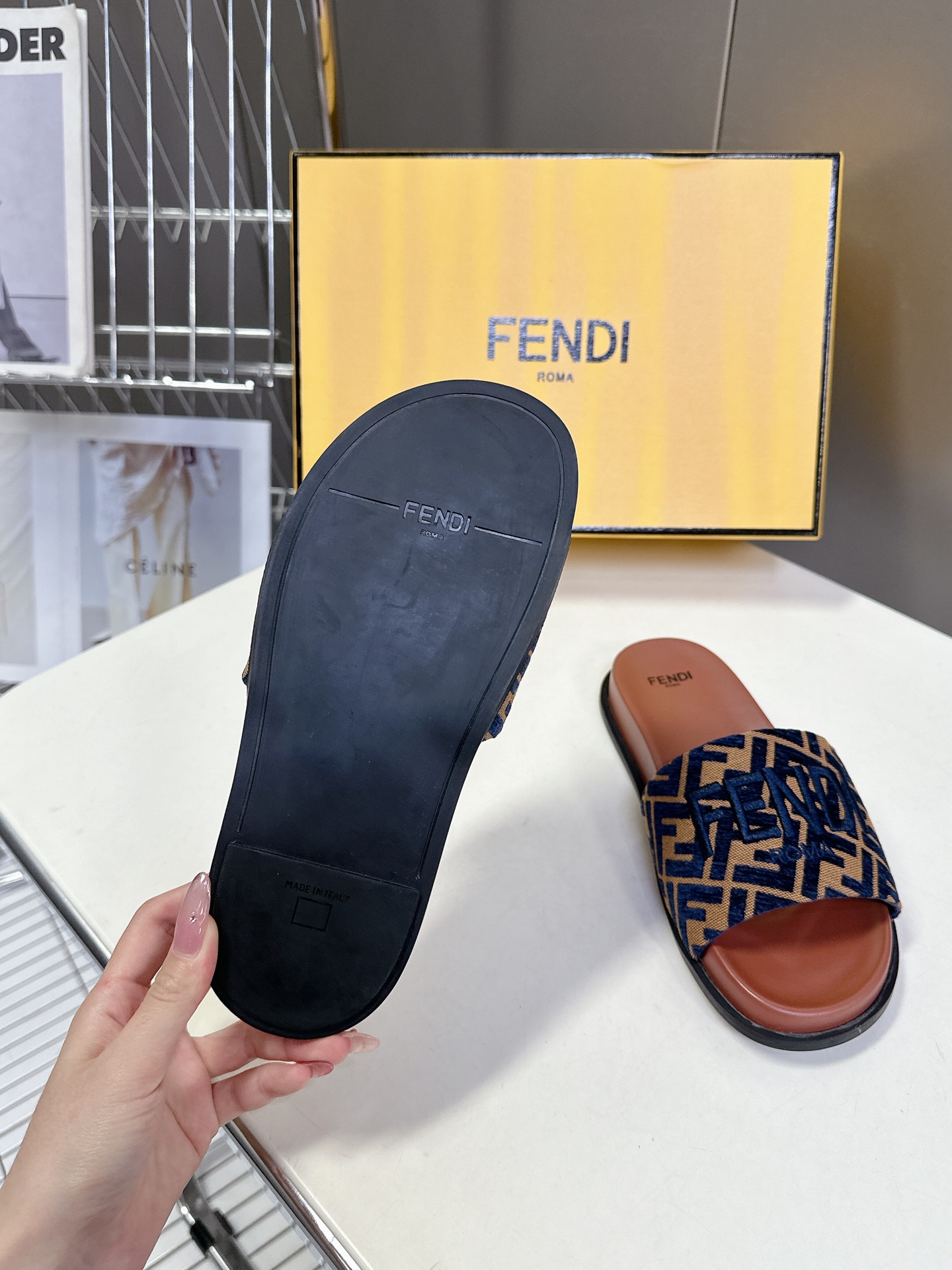  顶级原版货 FENDI芬迪情侣款拖鞋，超多网红时尚博主种草 夏天必备 简约大方耐看 鞋面电绣工艺+F家