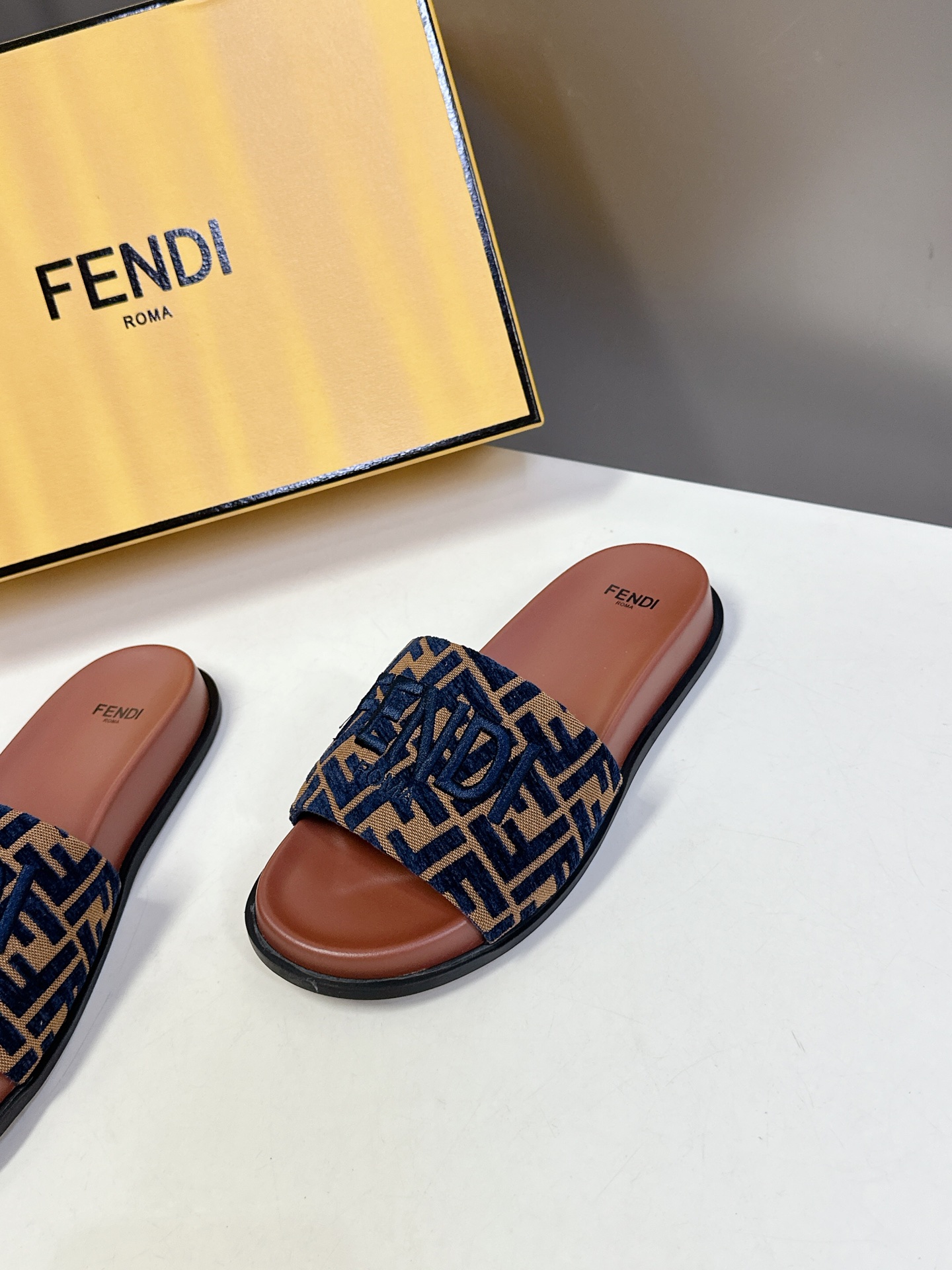  顶级原版货 FENDI芬迪情侣款拖鞋，超多网红时尚博主种草 夏天必备 简约大方耐看 鞋面电绣工艺+F家