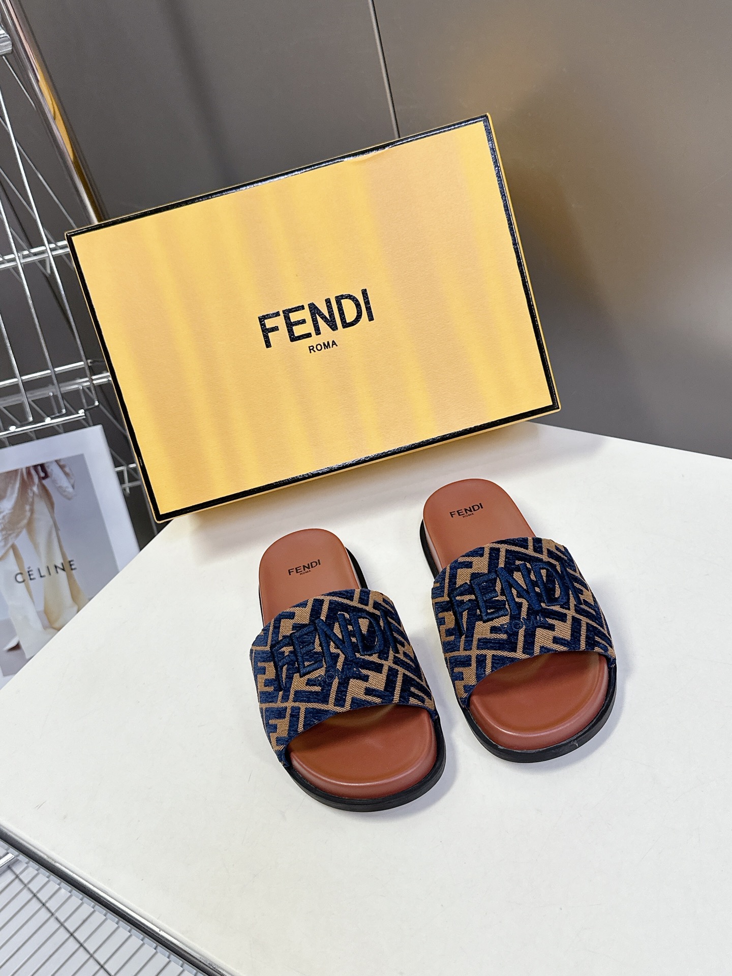  顶级原版货 FENDI芬迪情侣款拖鞋，超多网红时尚博主种草 夏天必备 简约大方耐看 鞋面电绣工艺+F家