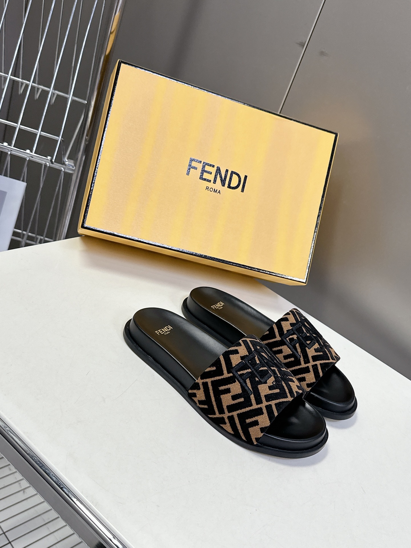  顶级原版货 FENDI芬迪情侣款拖鞋，超多网红时尚博主种草 夏天必备 简约大方耐看 鞋面电绣工艺+F家