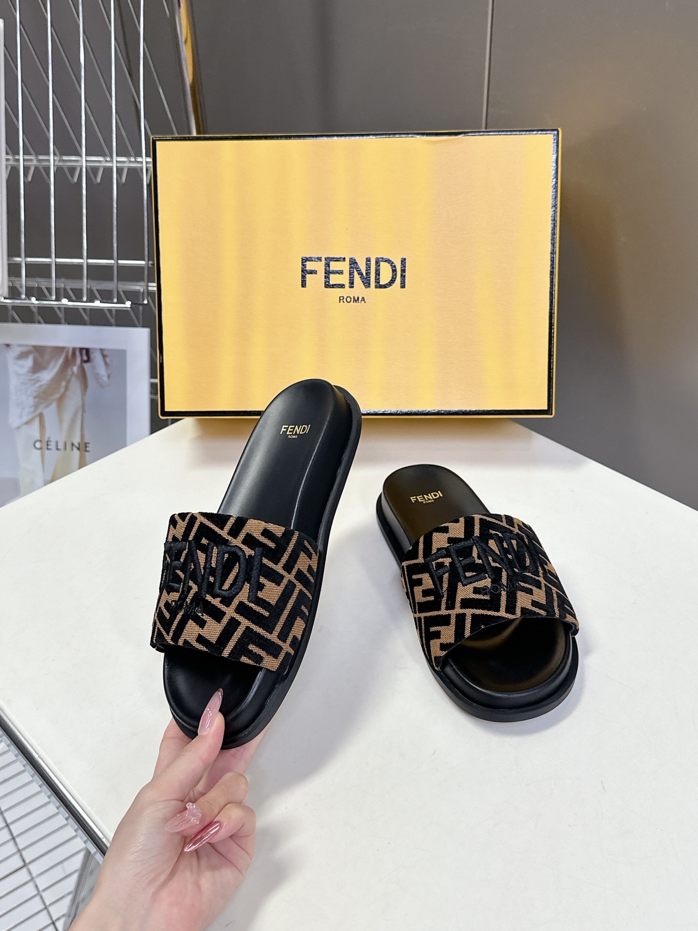  顶级原版货 FENDI芬迪情侣款拖鞋，超多网红时尚博主种草 夏天必备 简约大方耐看 鞋面电绣工艺+F家