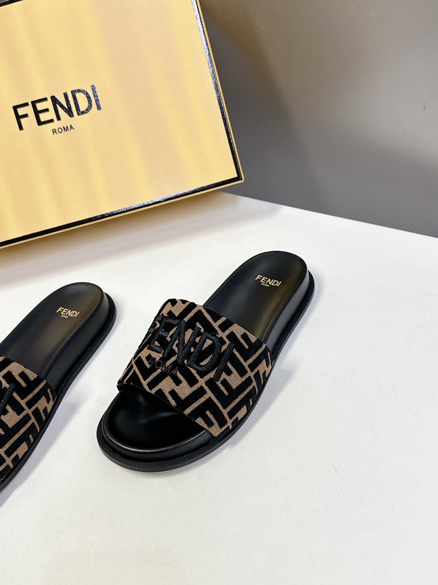  顶级原版货 FENDI芬迪情侣款拖鞋，超多网红时尚博主种草 夏天必备 简约大方耐看 鞋面电绣工艺+F家