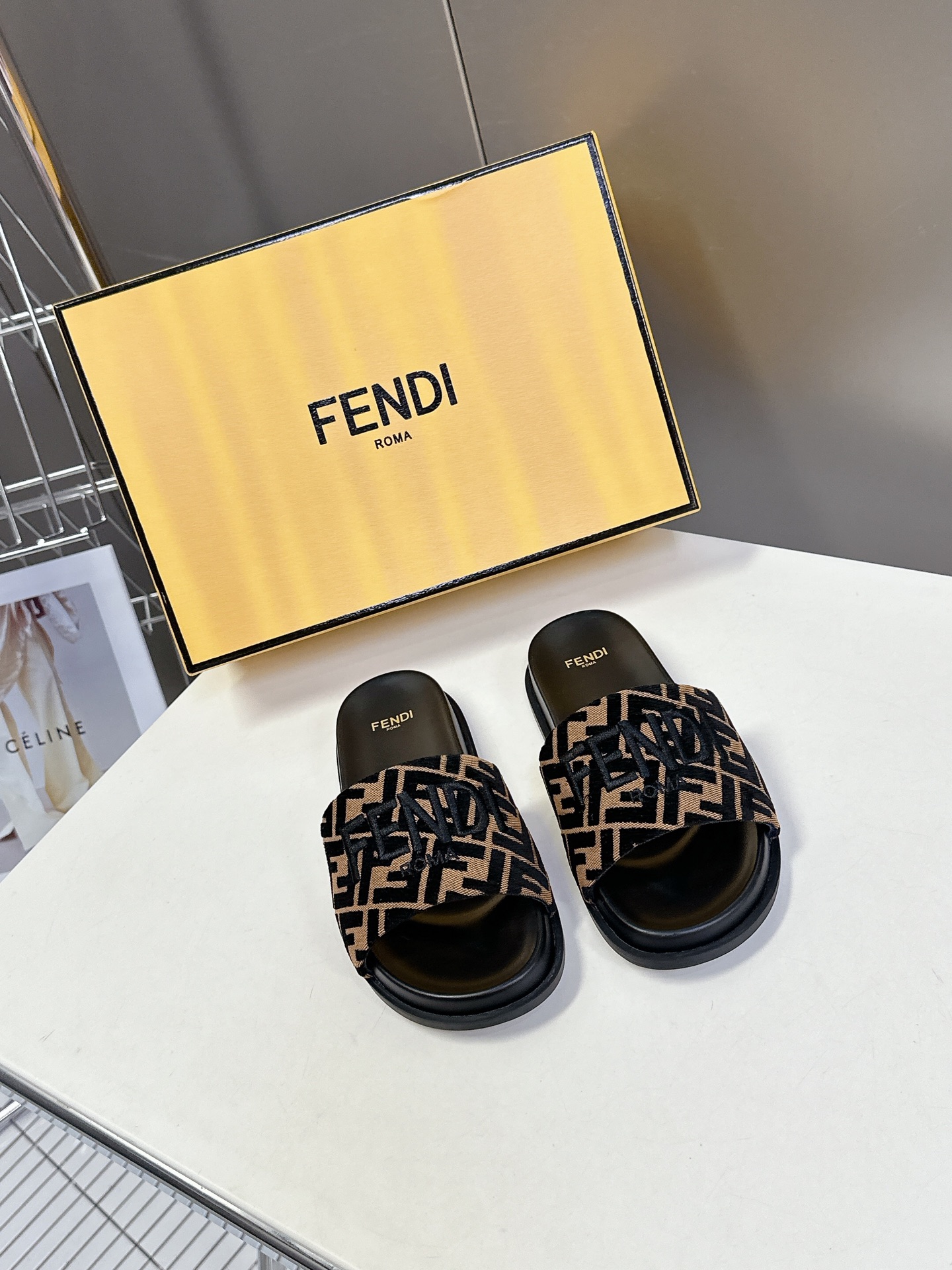  顶级原版货 FENDI芬迪情侣款拖鞋，超多网红时尚博主种草 夏天必备 简约大方耐看 鞋面电绣工艺+F家