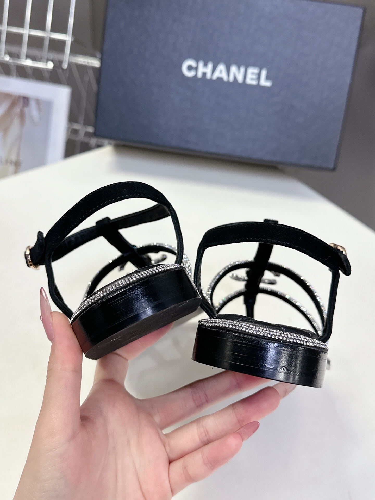  Chanel香奈儿春夏新款带钻凉鞋
     超多网红时尚博主种草 夏天必备 女神系列 拥有香家特色优