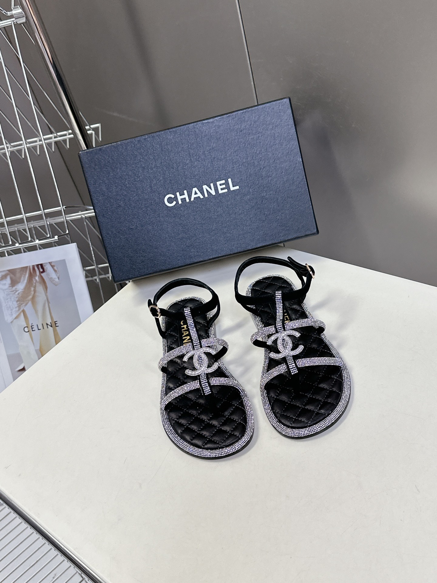  Chanel香奈儿春夏新款带钻凉鞋
     超多网红时尚博主种草 夏天必备 女神系列 拥有香家特色优