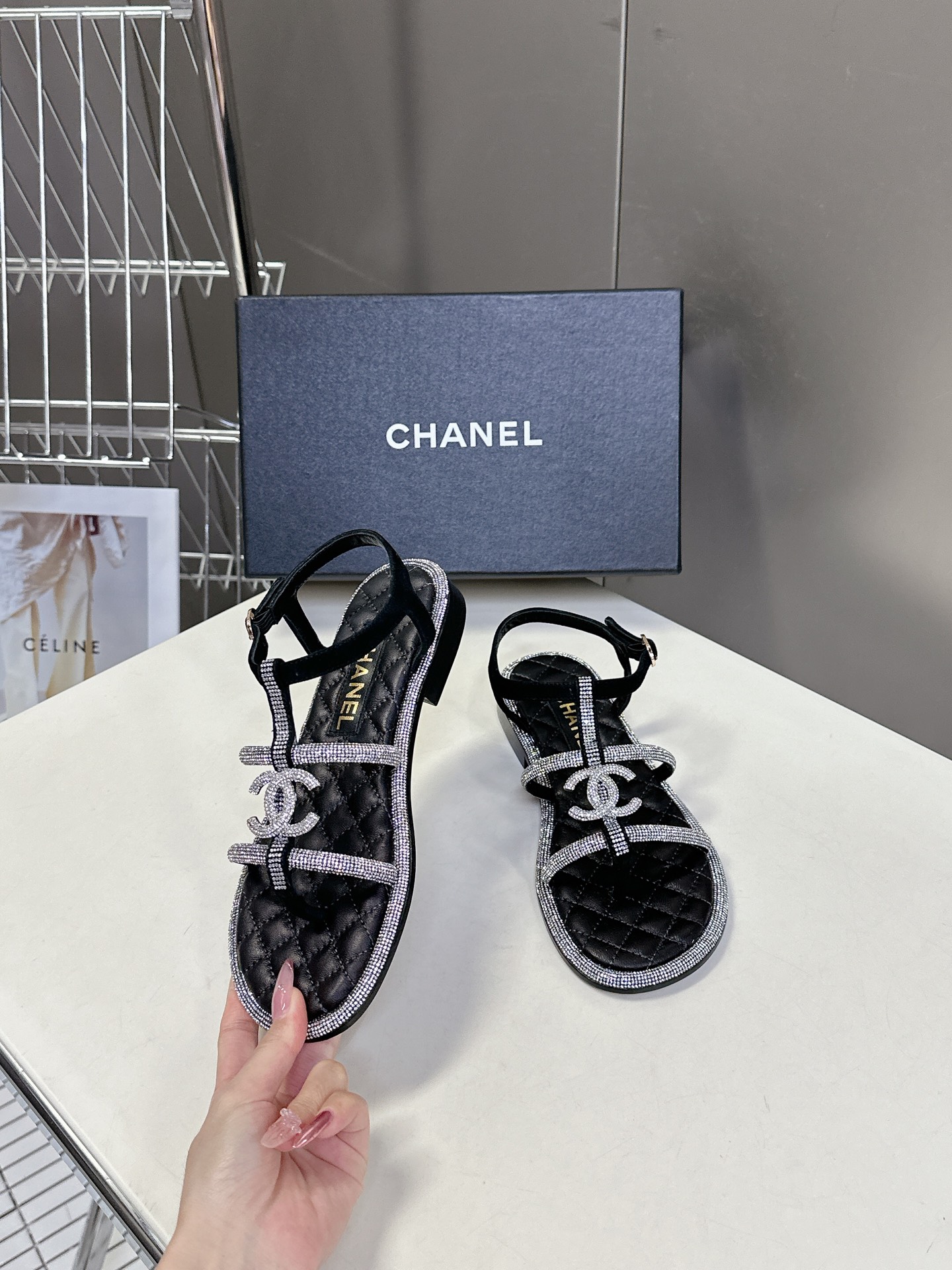  Chanel香奈儿春夏新款带钻凉鞋
     超多网红时尚博主种草 夏天必备 女神系列 拥有香家特色优
