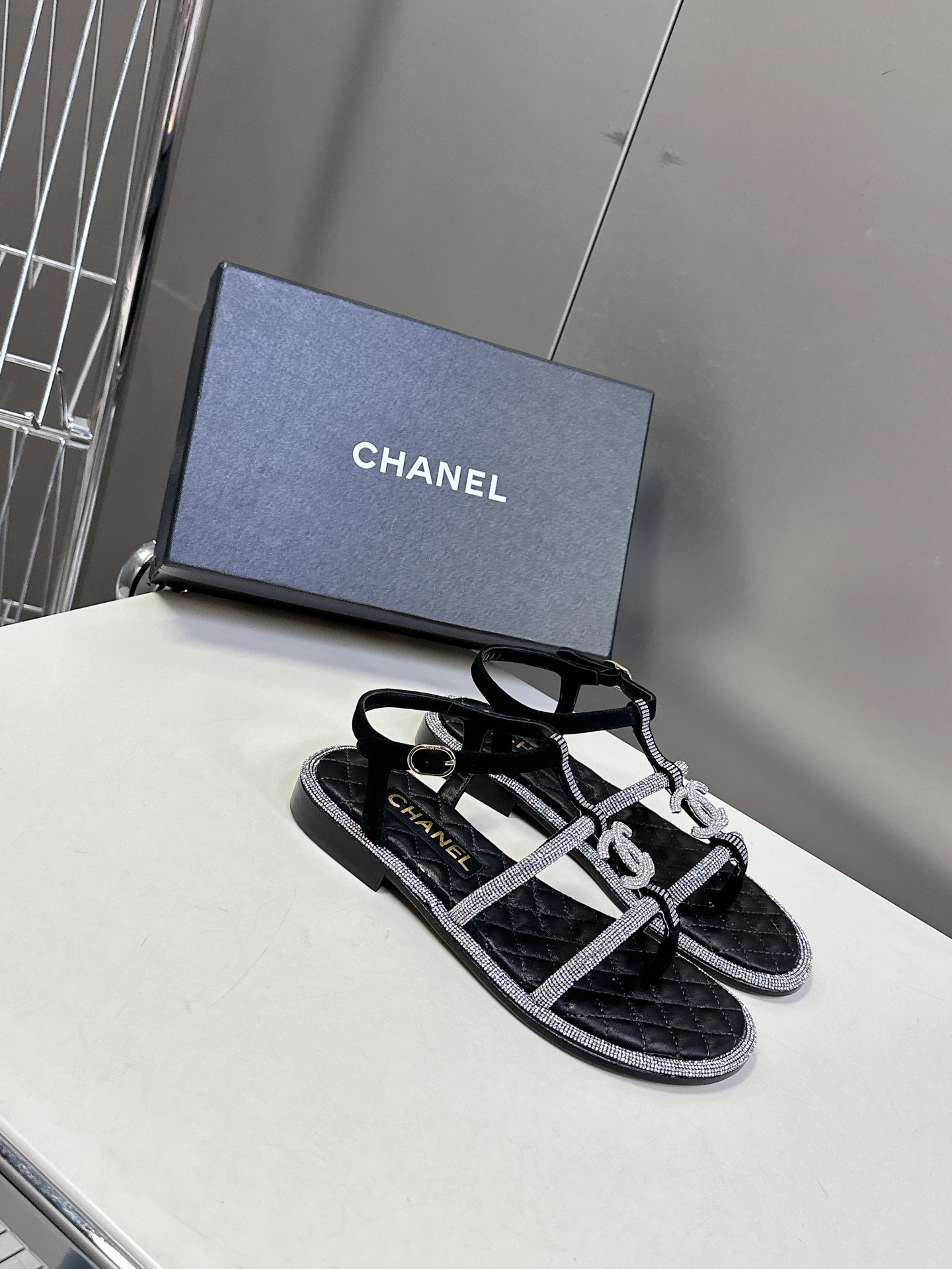  Chanel香奈儿春夏新款带钻凉鞋
     超多网红时尚博主种草 夏天必备 女神系列 拥有香家特色优