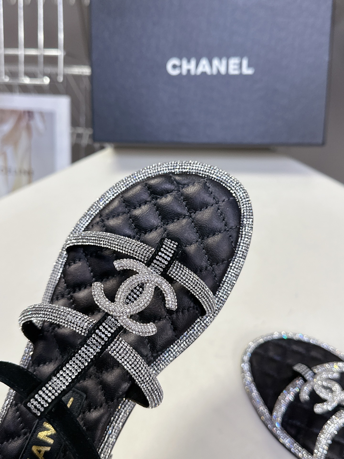  Chanel香奈儿春夏新款带钻凉鞋
     超多网红时尚博主种草 夏天必备 女神系列 拥有香家特色优
