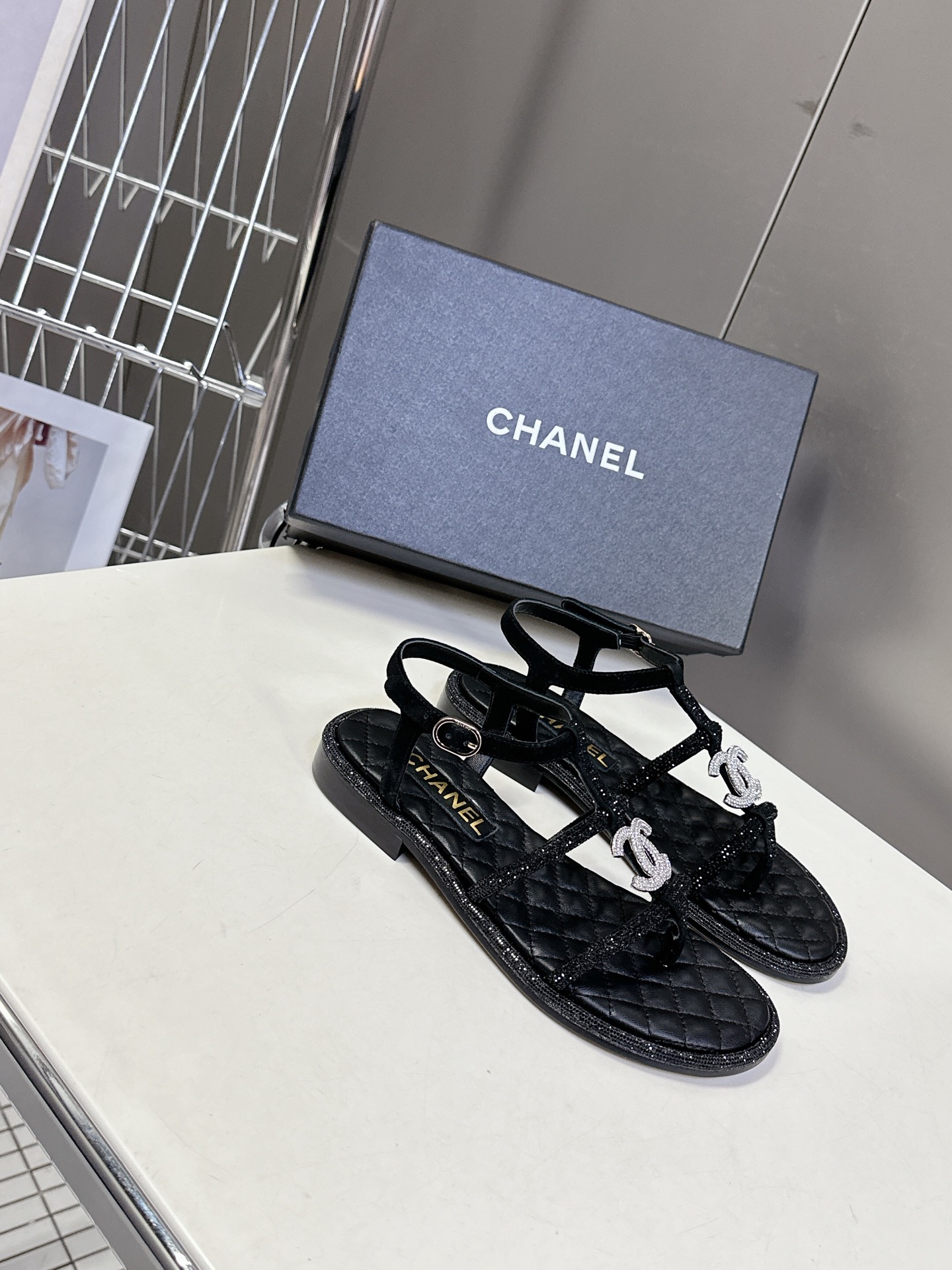  Chanel香奈儿春夏新款带钻凉鞋
     超多网红时尚博主种草 夏天必备 女神系列 拥有香家特色优
