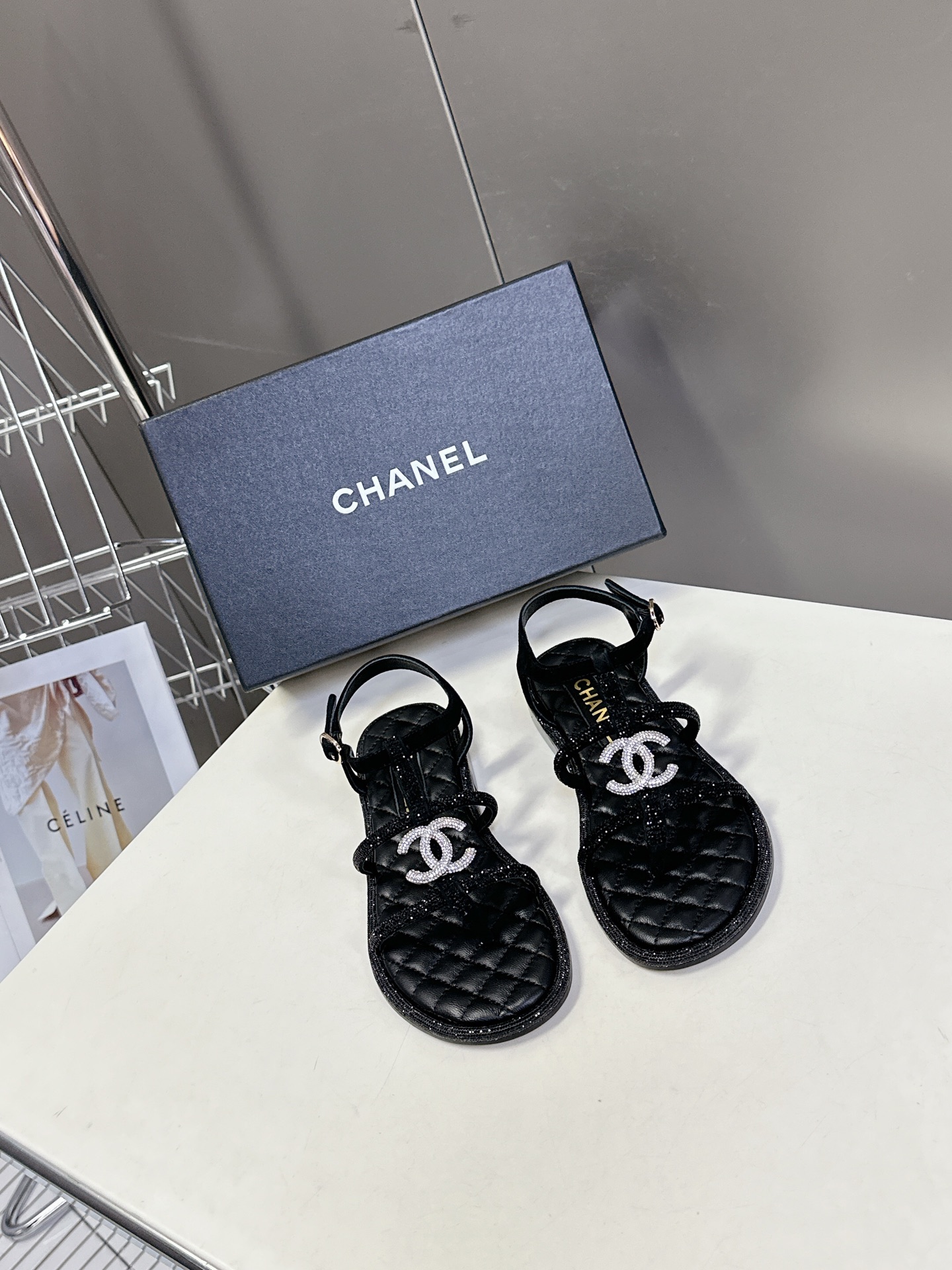  Chanel香奈儿春夏新款带钻凉鞋
     超多网红时尚博主种草 夏天必备 女神系列 拥有香家特色优