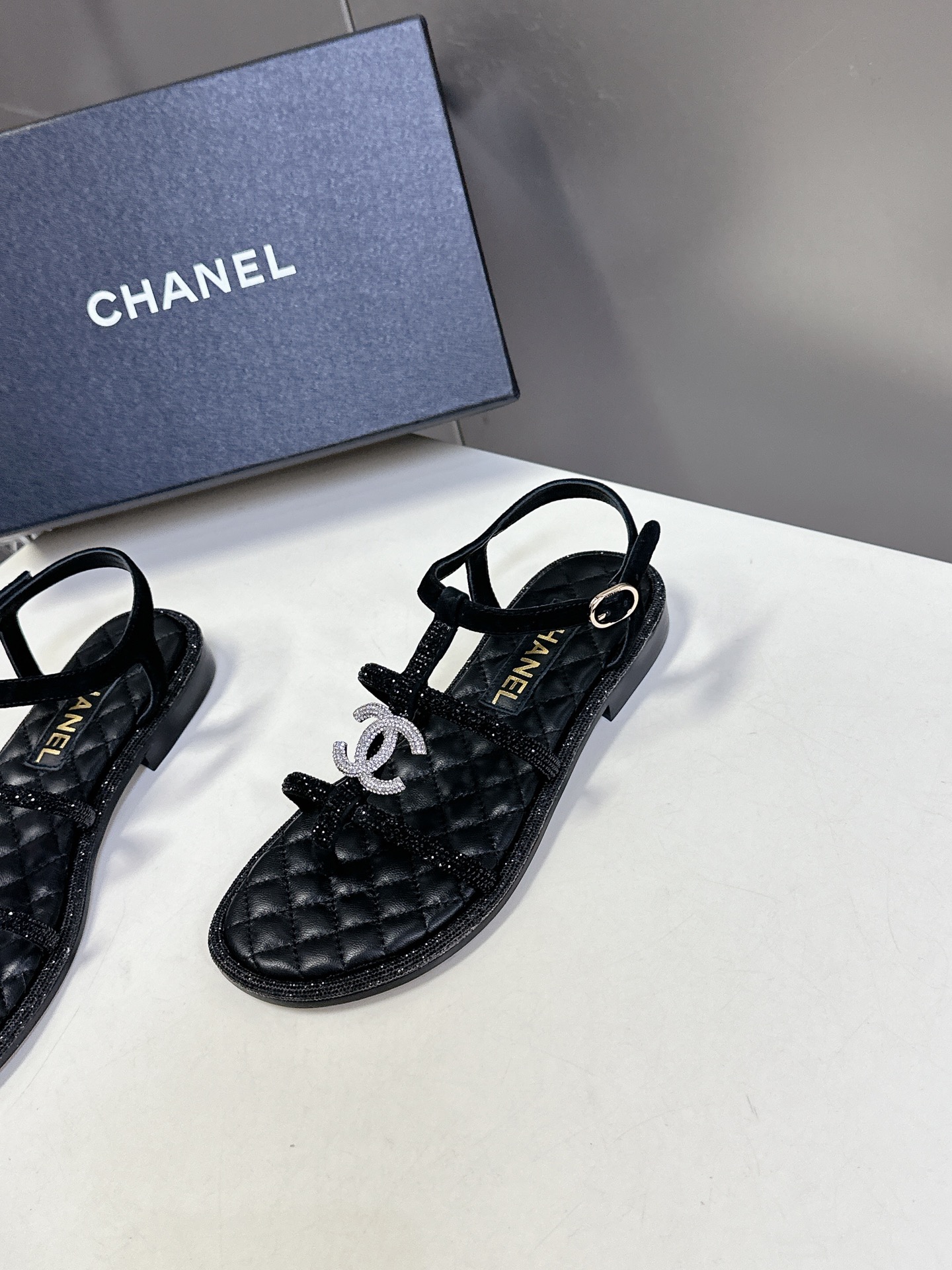  Chanel香奈儿春夏新款带钻凉鞋
     超多网红时尚博主种草 夏天必备 女神系列 拥有香家特色优