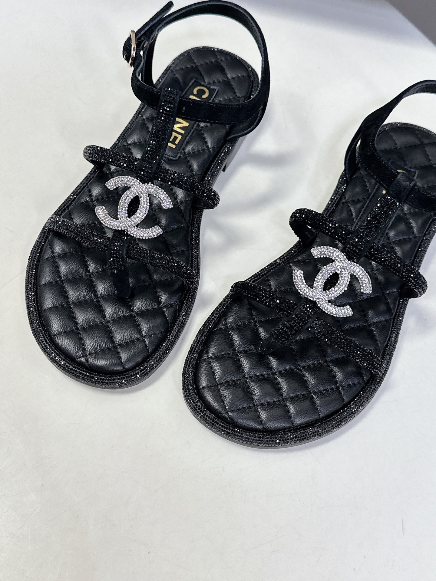  Chanel香奈儿春夏新款带钻凉鞋
     超多网红时尚博主种草 夏天必备 女神系列 拥有香家特色优