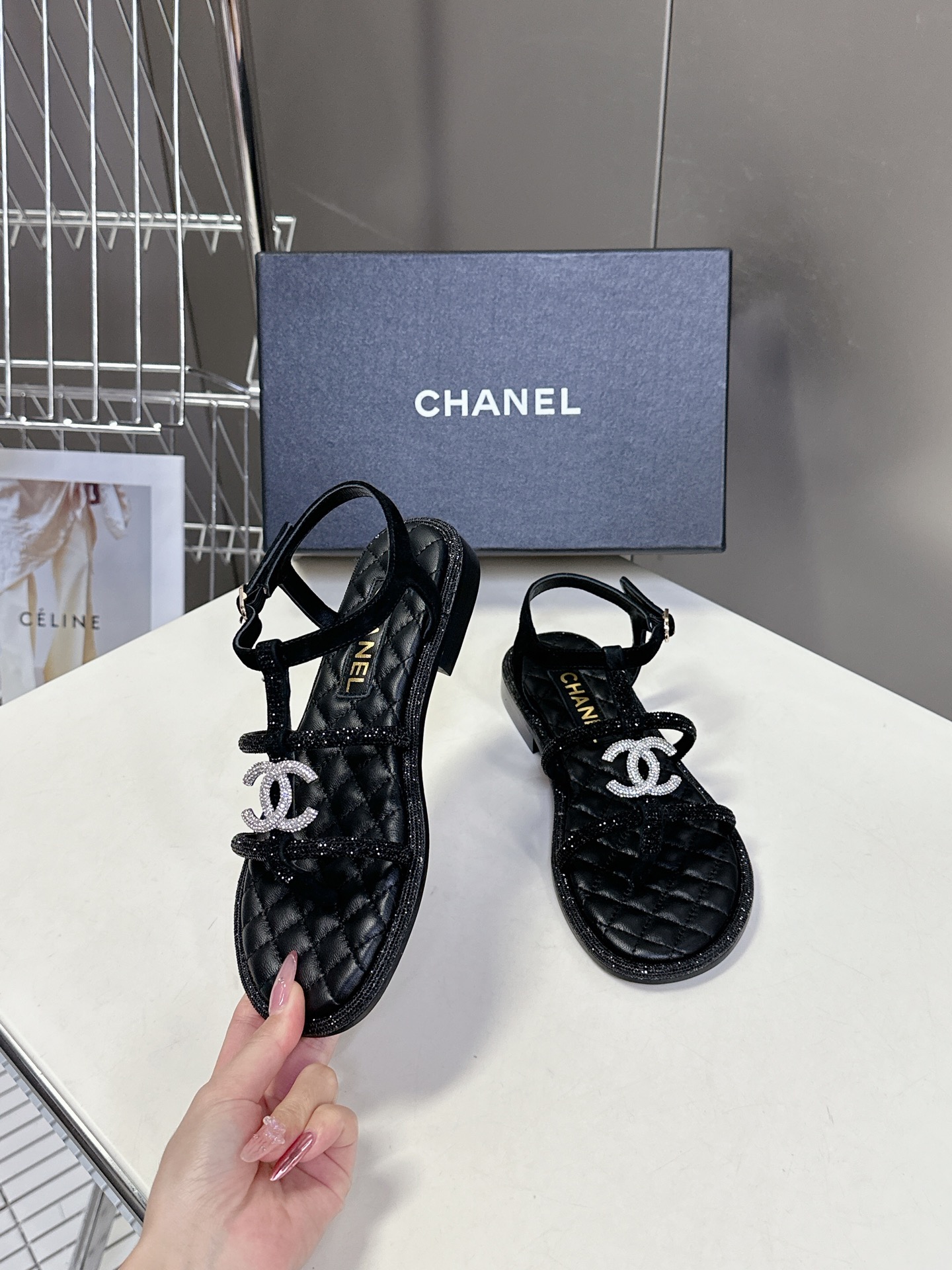  Chanel香奈儿春夏新款带钻凉鞋
     超多网红时尚博主种草 夏天必备 女神系列 拥有香家特色优
