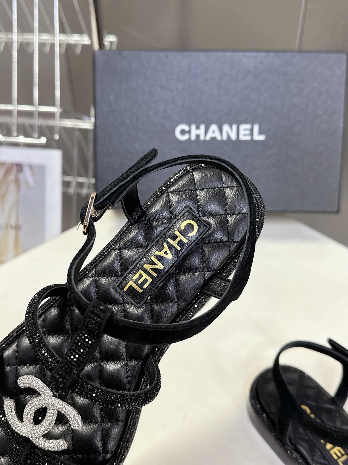  Chanel香奈儿春夏新款带钻凉鞋
     超多网红时尚博主种草 夏天必备 女神系列 拥有香家特色优