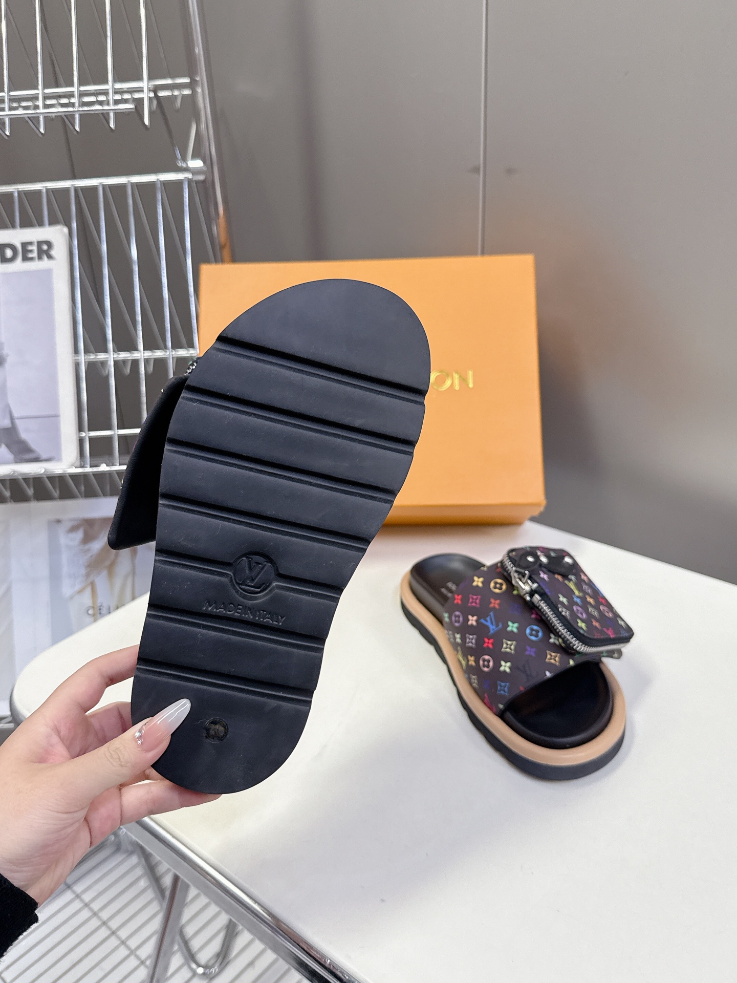  LV 路易威登X TM村上隆联名情侣款拖鞋硬货上新🆕

❥BS代购级别！高级感十足！国内外博主刷爆的一