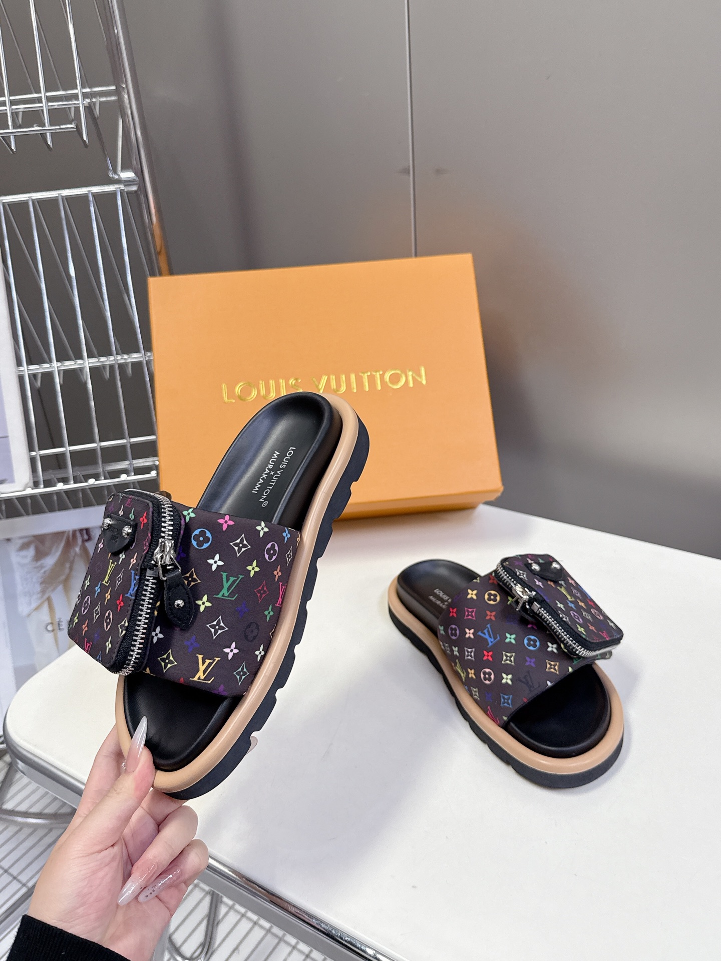  LV 路易威登X TM村上隆联名情侣款拖鞋硬货上新🆕

❥BS代购级别！高级感十足！国内外博主刷爆的一